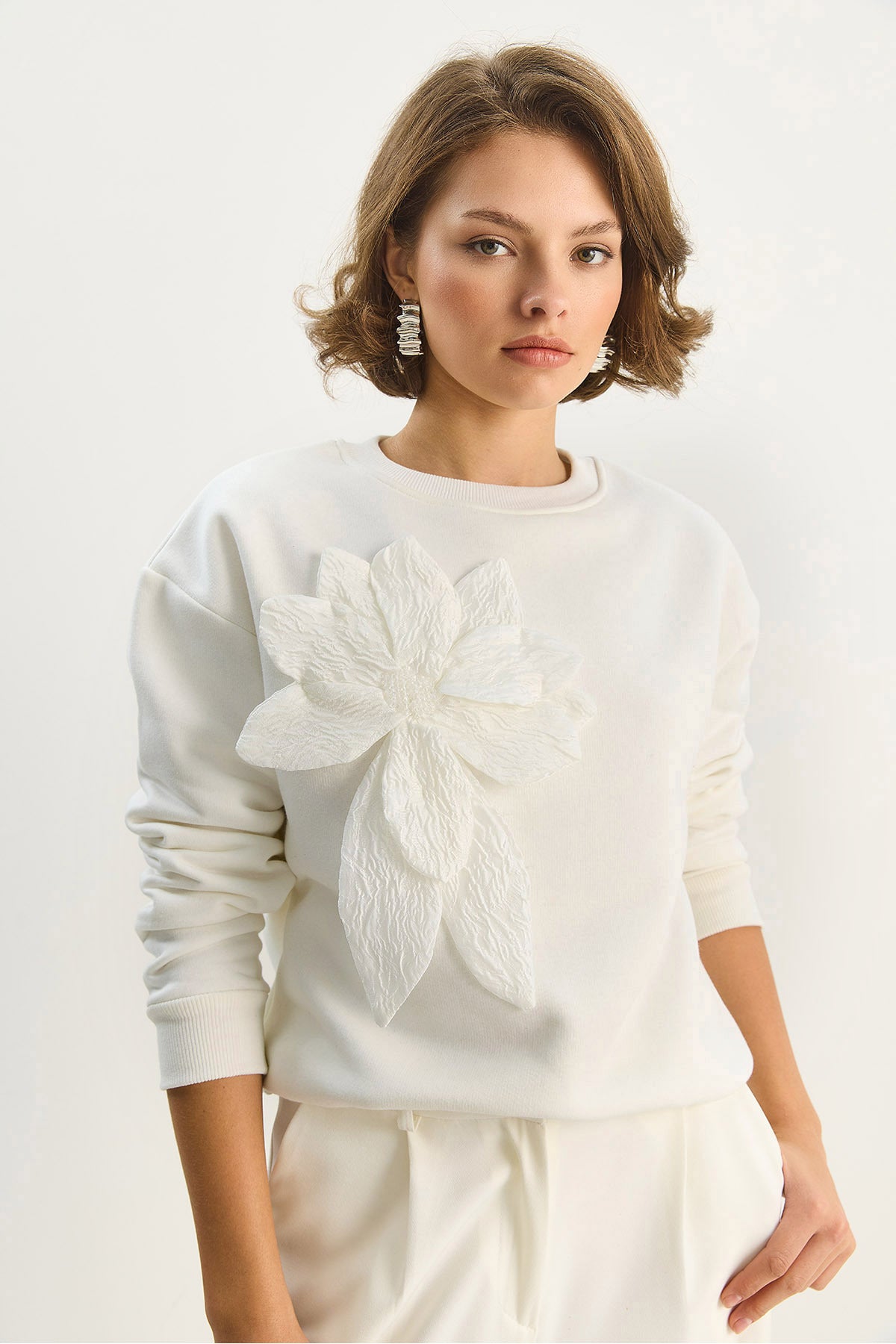 Women's Crew Neck Floral Accessory Three Thread Ribbon Sweatshirt 60601043