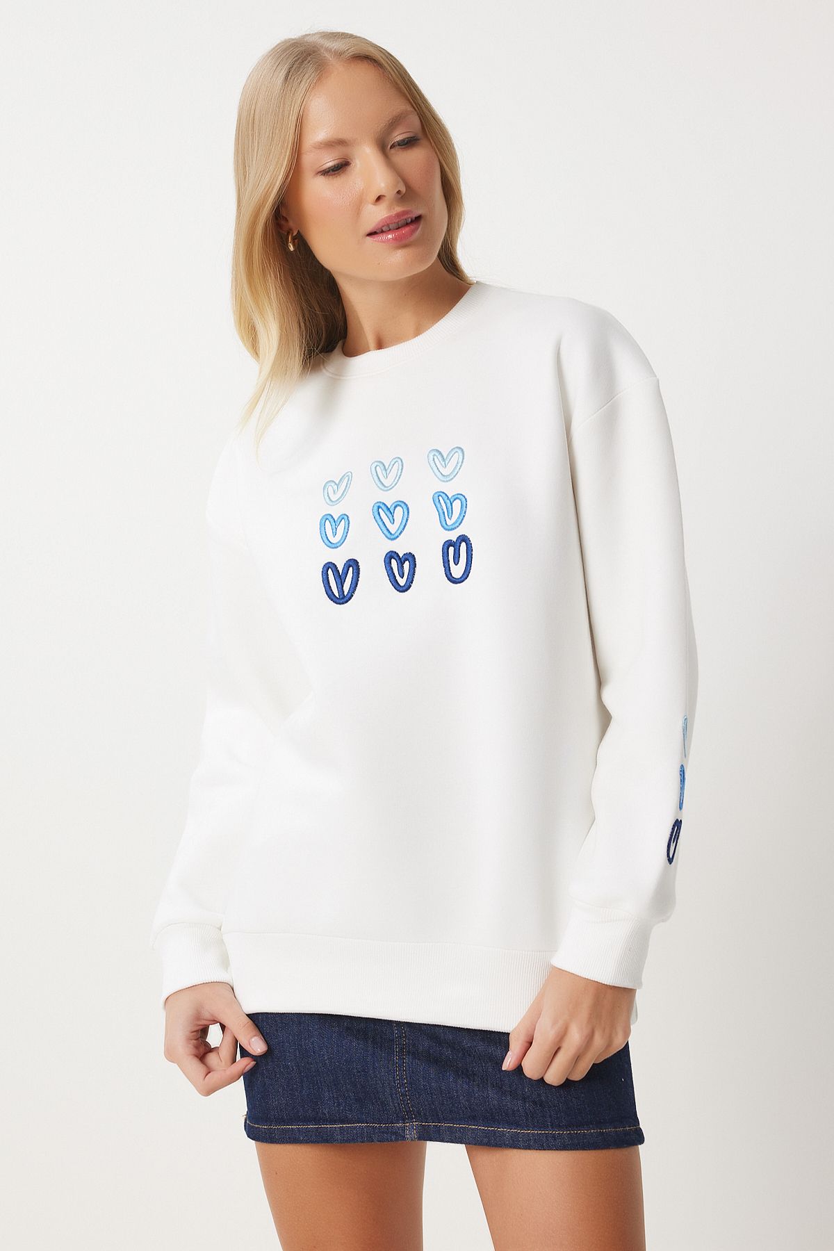 Woman White Heart Embroidery Sweatshirt OW00004