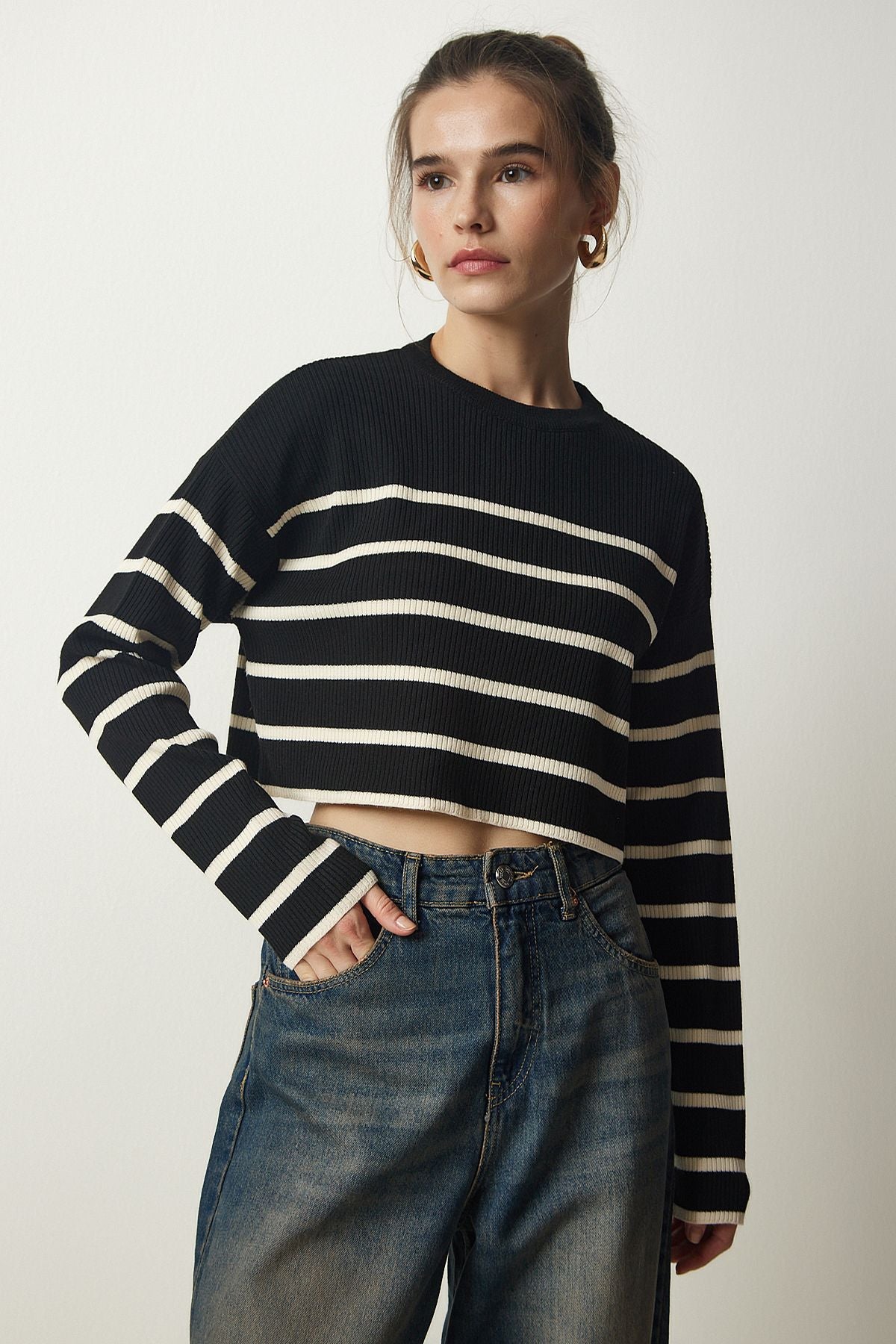 Female Black Wick Striped Crop Knitwear sweater PF00048