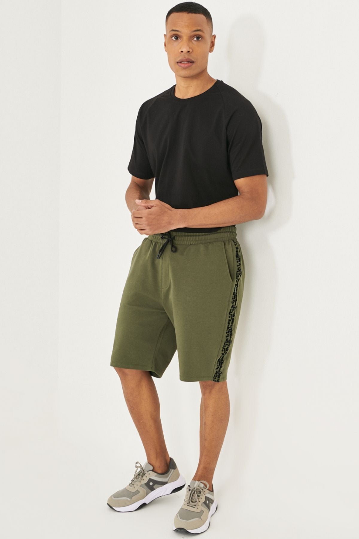 Male Khaki Standard Fit Normal Cut Casual Knitting Shorts