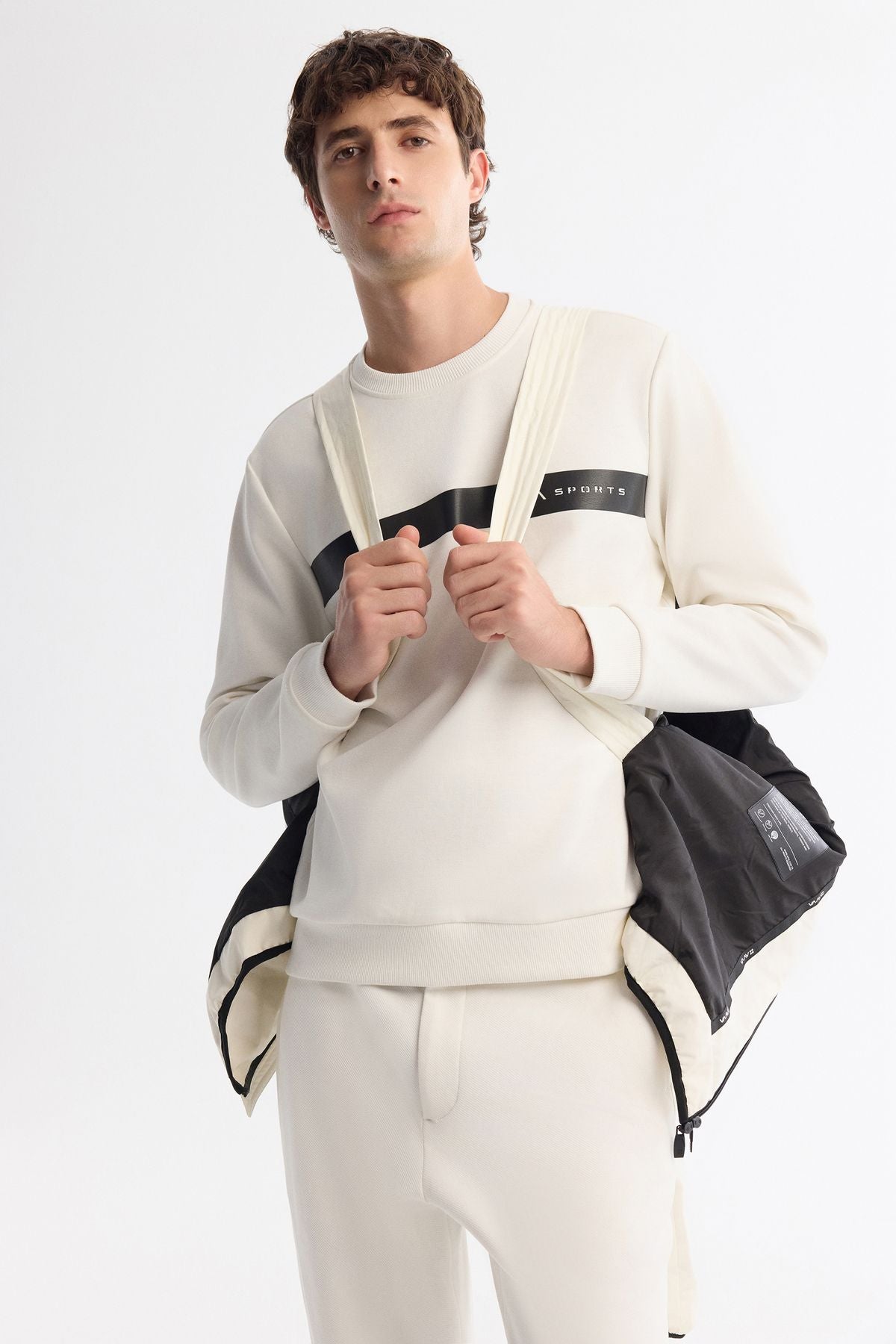 Men's white hooded water -driven windproof transport hanger Mont A42y6041