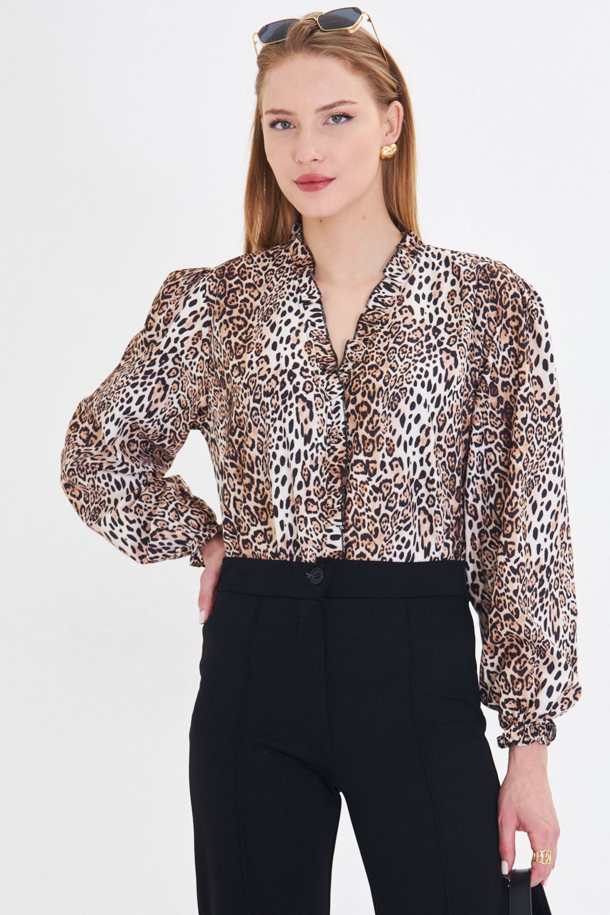 Female beige collar and frilly arms with a tire long sleeve blouse ARM-25Y001015