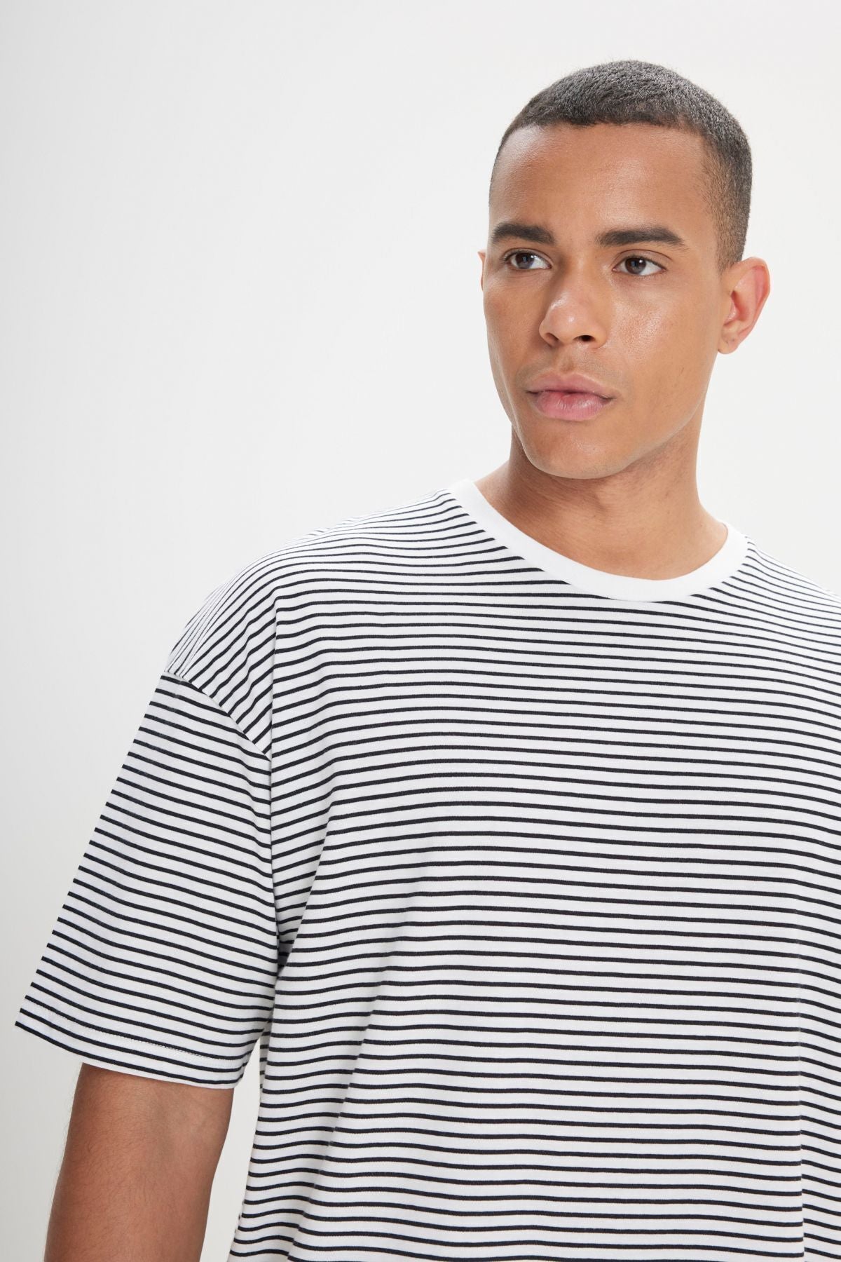 Men's black-and-white oversize abundant cut 100 %cotton bike collar striped T-shirt