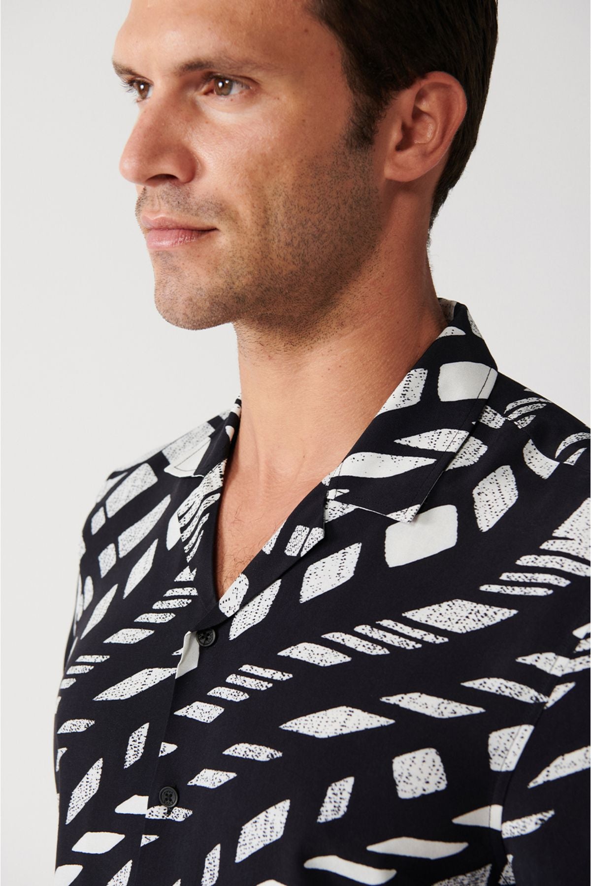 Men's black viscose cuba collar abstract patterned short sleeve regular fit shirt A31y2188