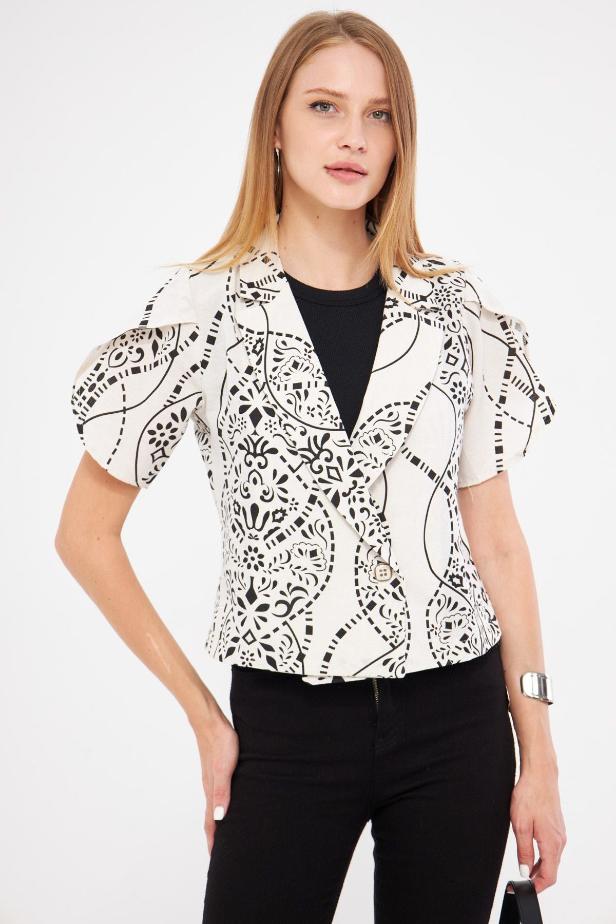 Women's black-and-white linen-looking patterned handle slit Crop Short Sleeve Jacket ARM-24Y001095