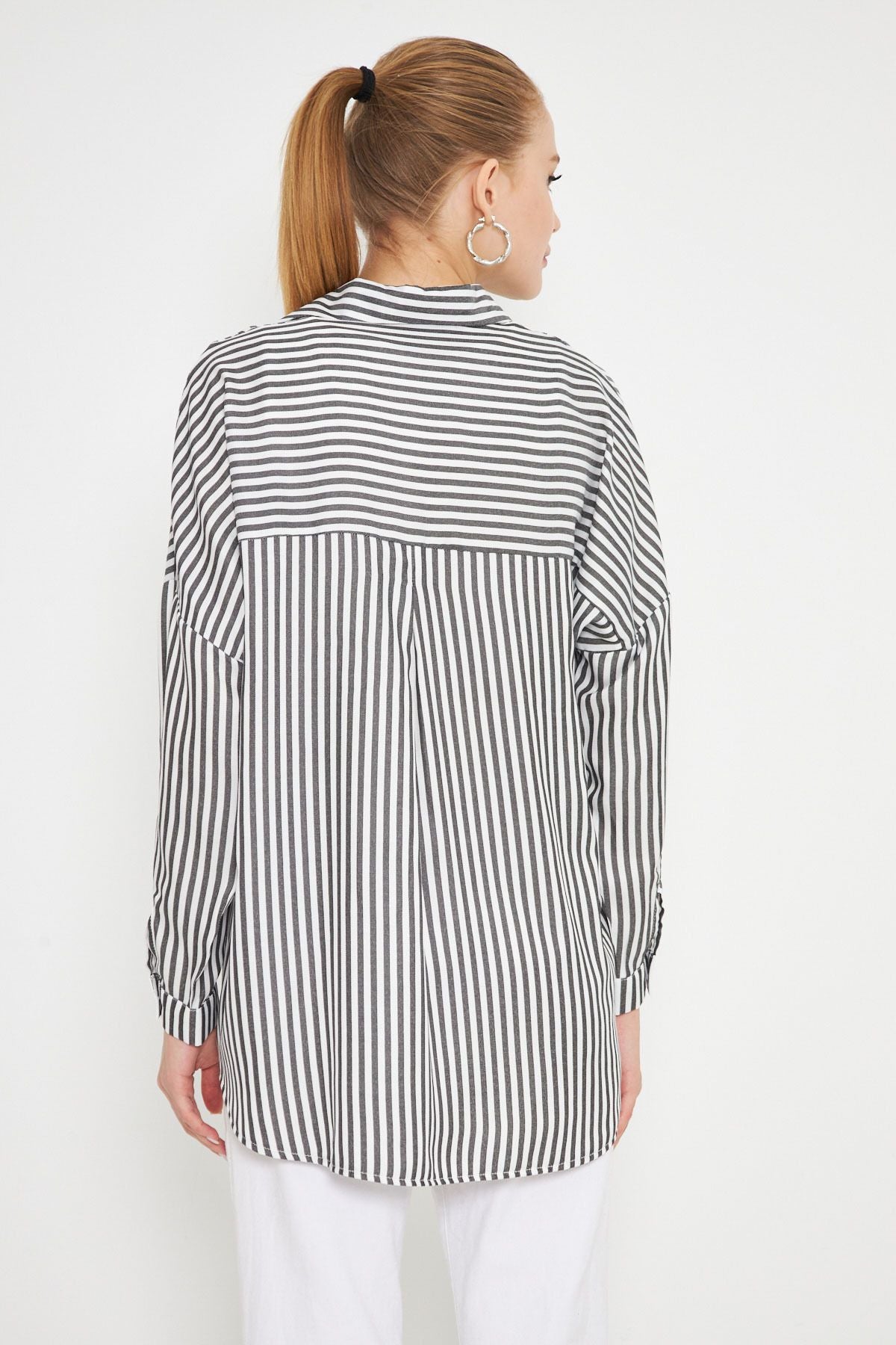 Women's black-and-white striped long arm pocket detailed back Pleated Oversize shirt ARM-25K001069