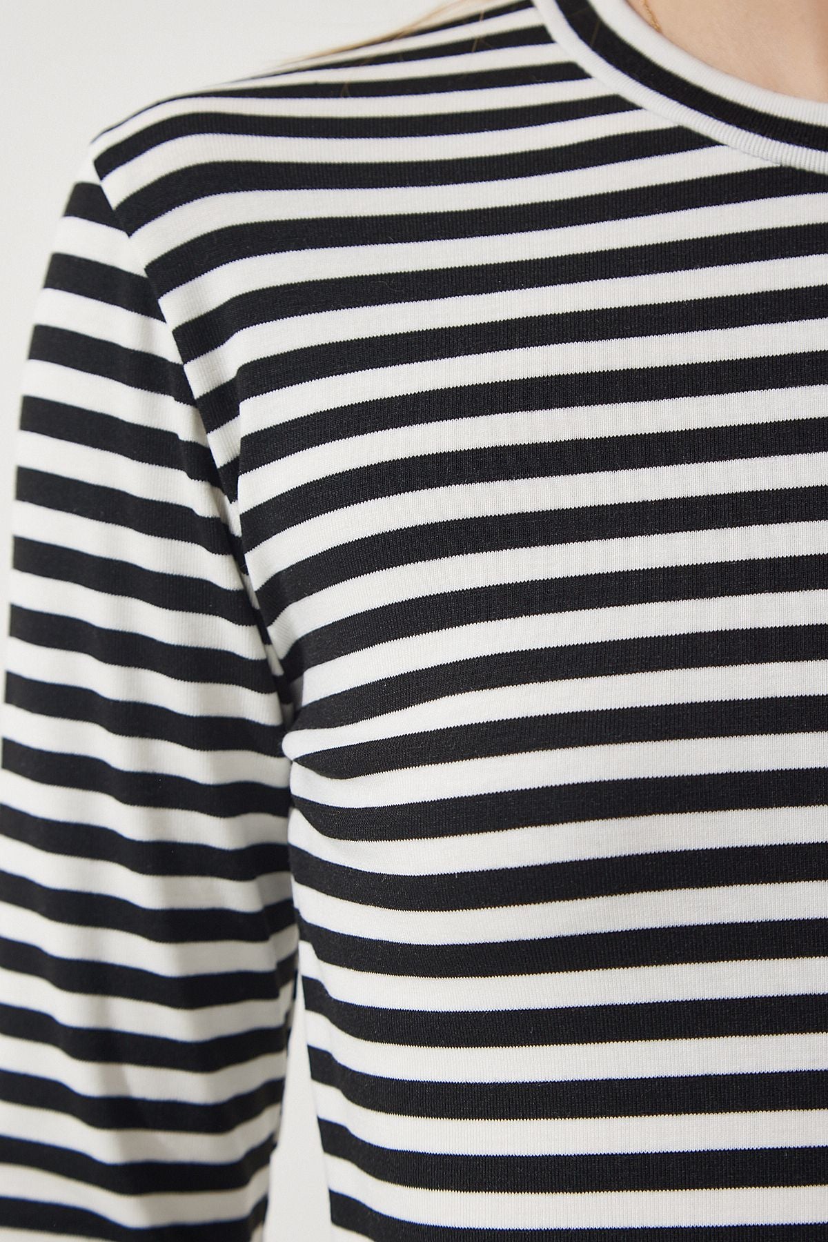 Female black bike collar striped crop knitted blouse CR00424