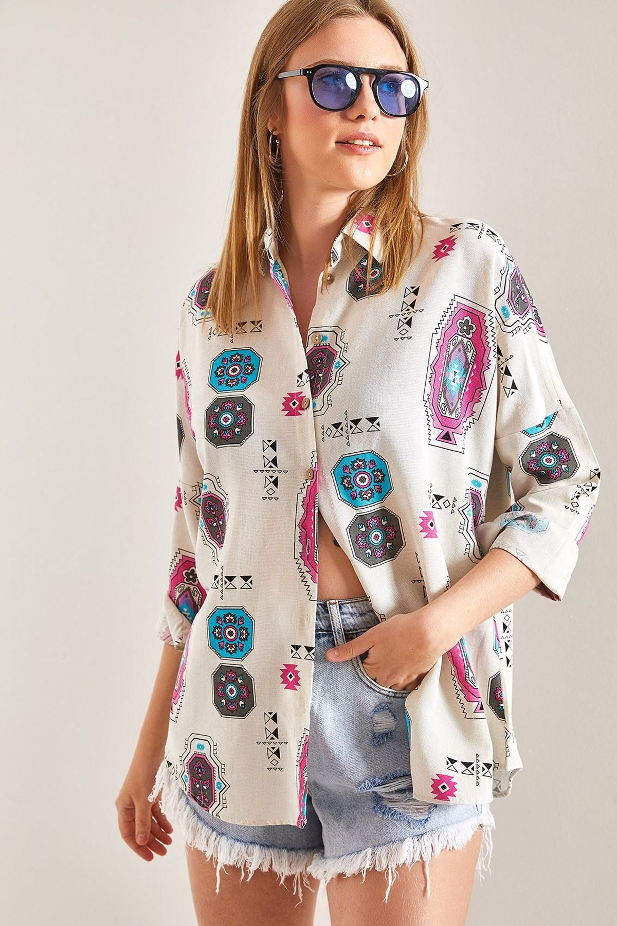 Woman Arm Folding Patterned Flax Shirt