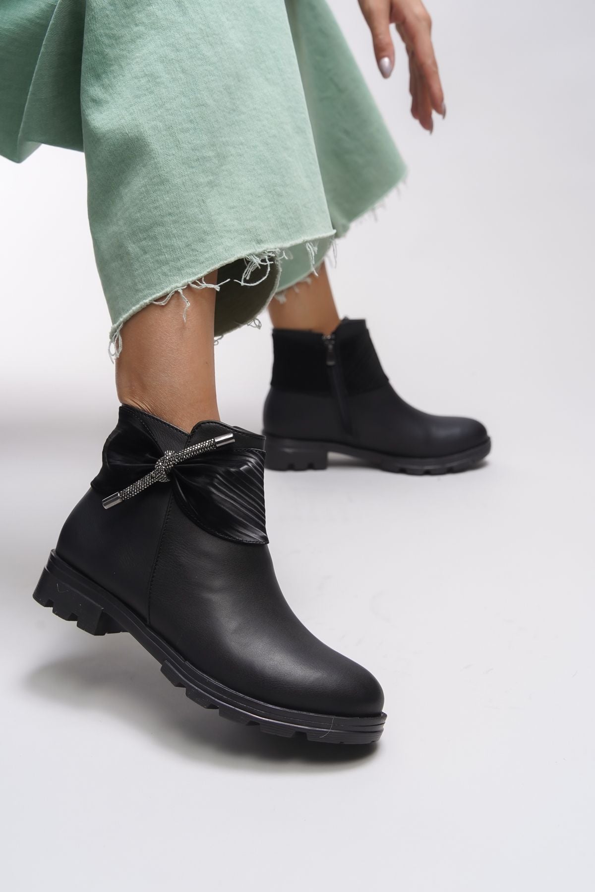 Gaenledha Women's Ribbon and Stone Detail Bot Black Skin