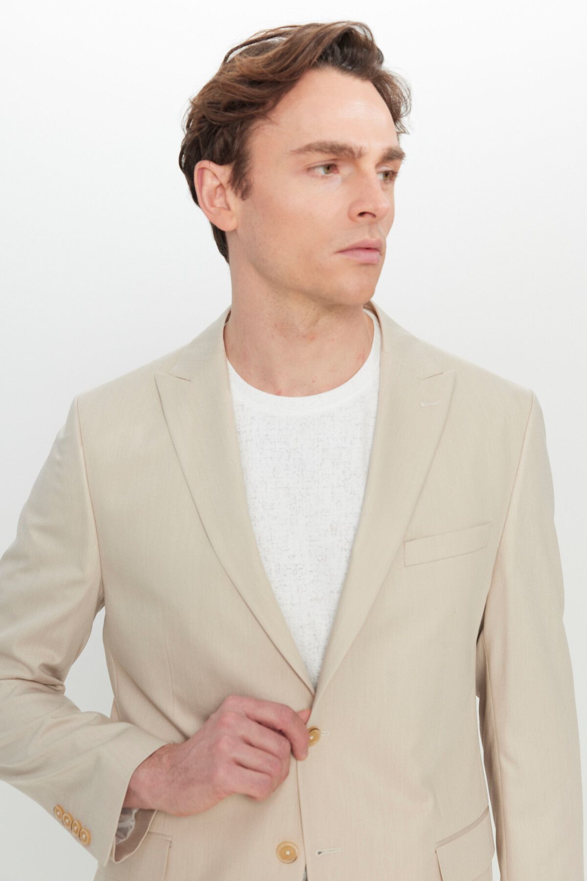 Men's Beige Slim Fit Narrow Cut Swallow Cover Pocket Flexible Suit