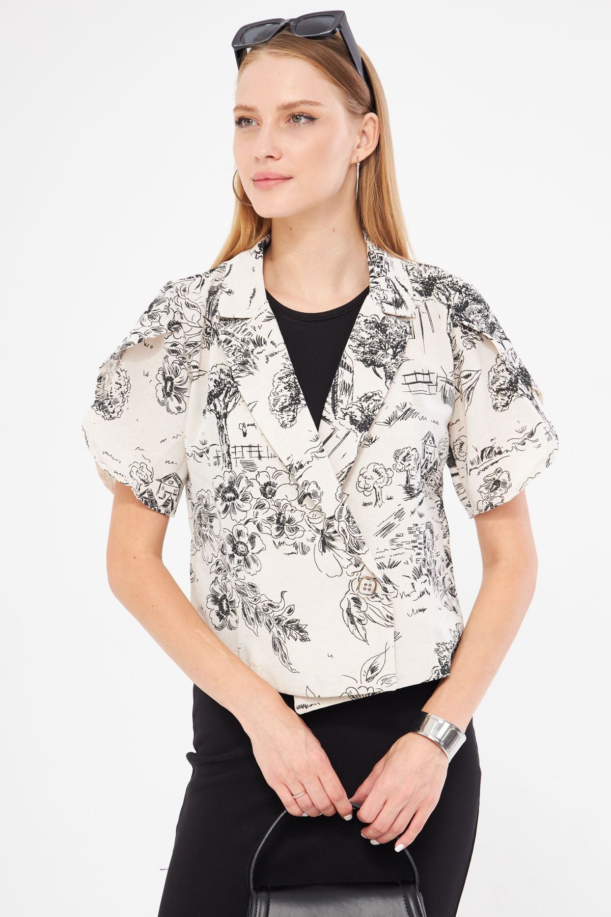 WOMEN'S BLACK-FLOAD LINTED PATTERN PATTERN Handle Slit Crop Short Sleeve Jacket ARM-24Y001095