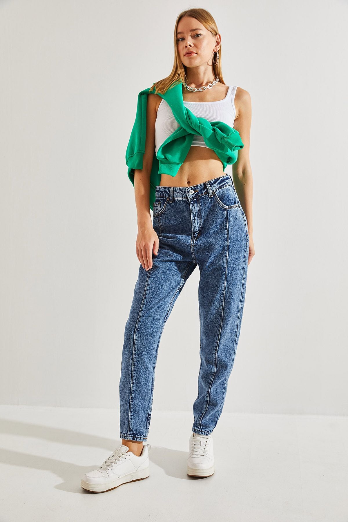 Female fragmented mom pants