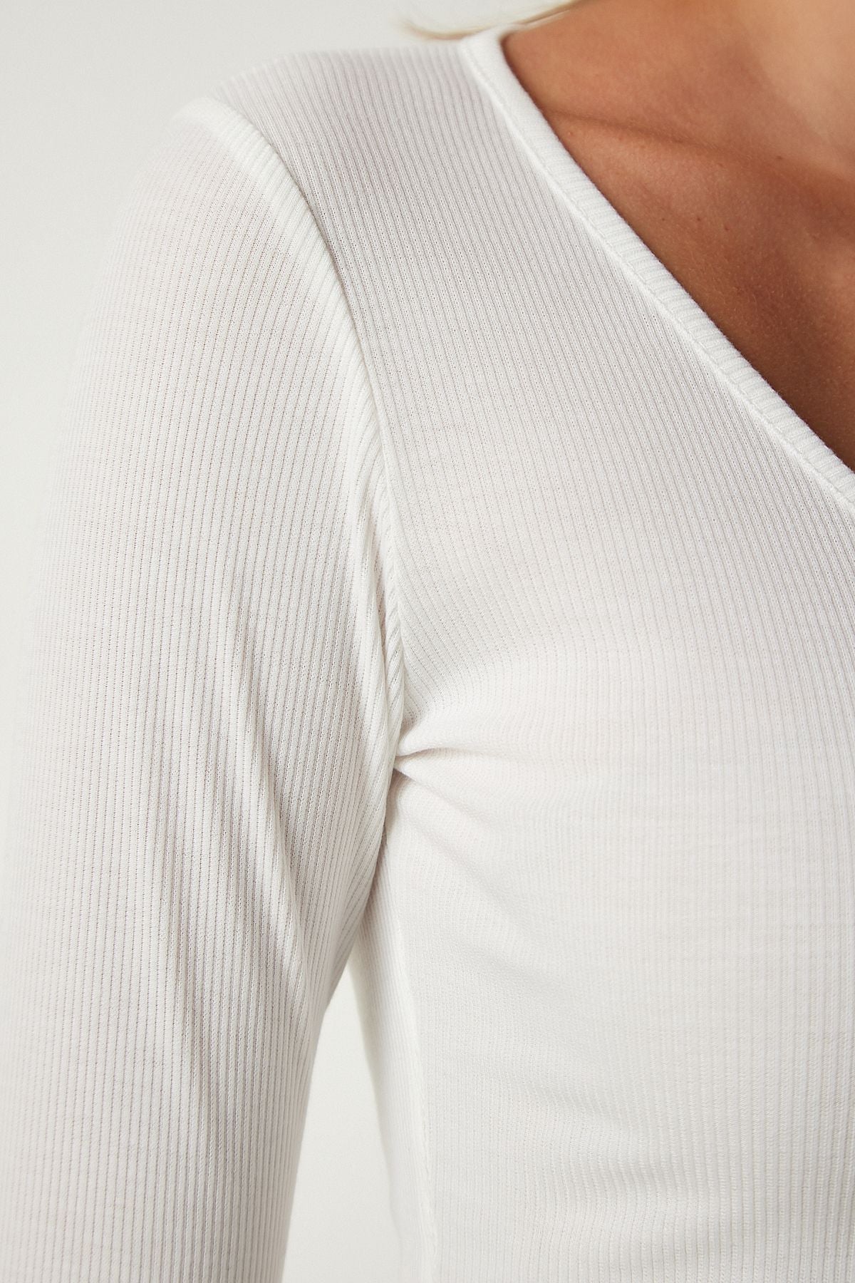 Woman White V -Yaka Crop knitted blouse UB00201