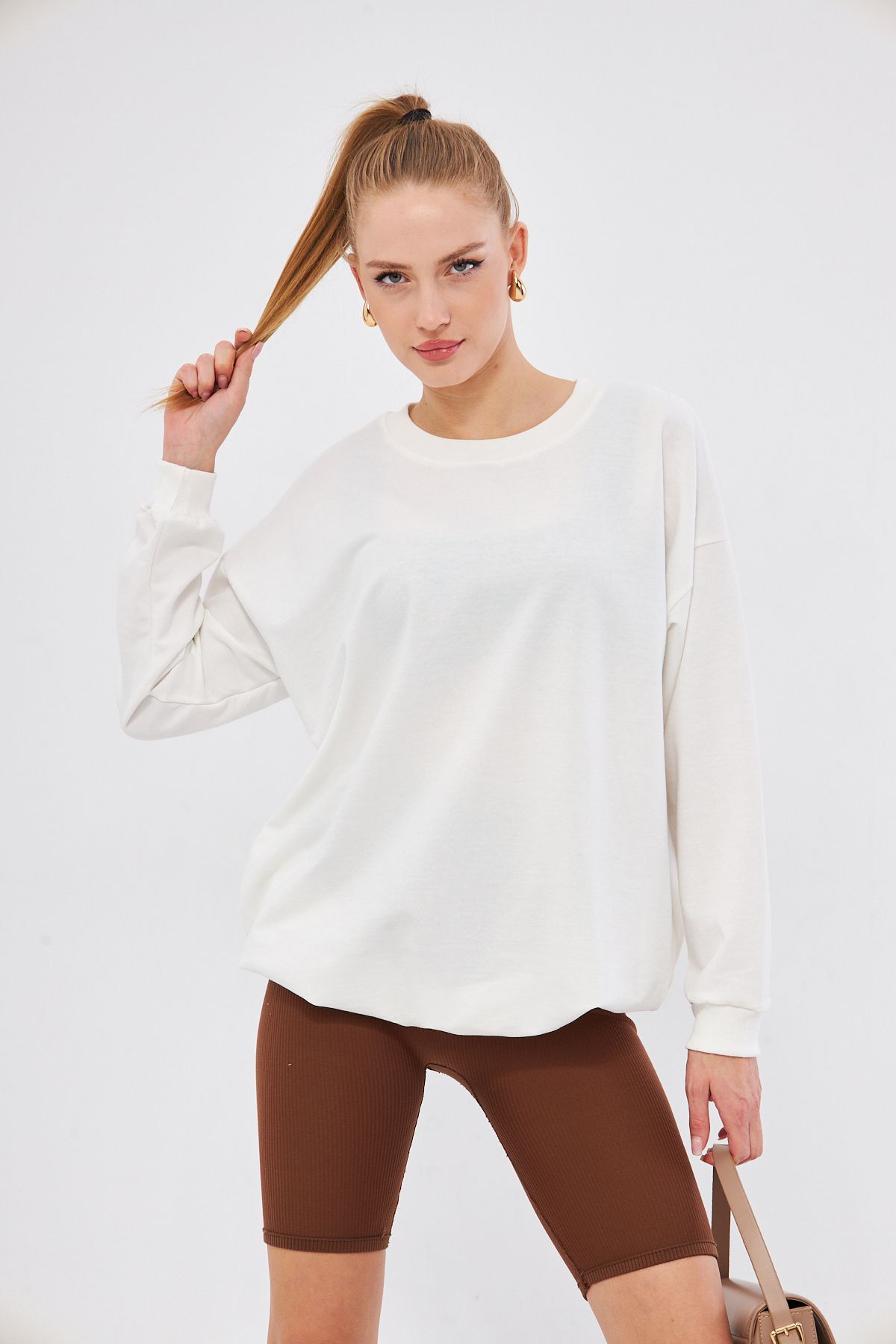 Woman White Round Collar Oversize Sweatshirt ARM-22K024027