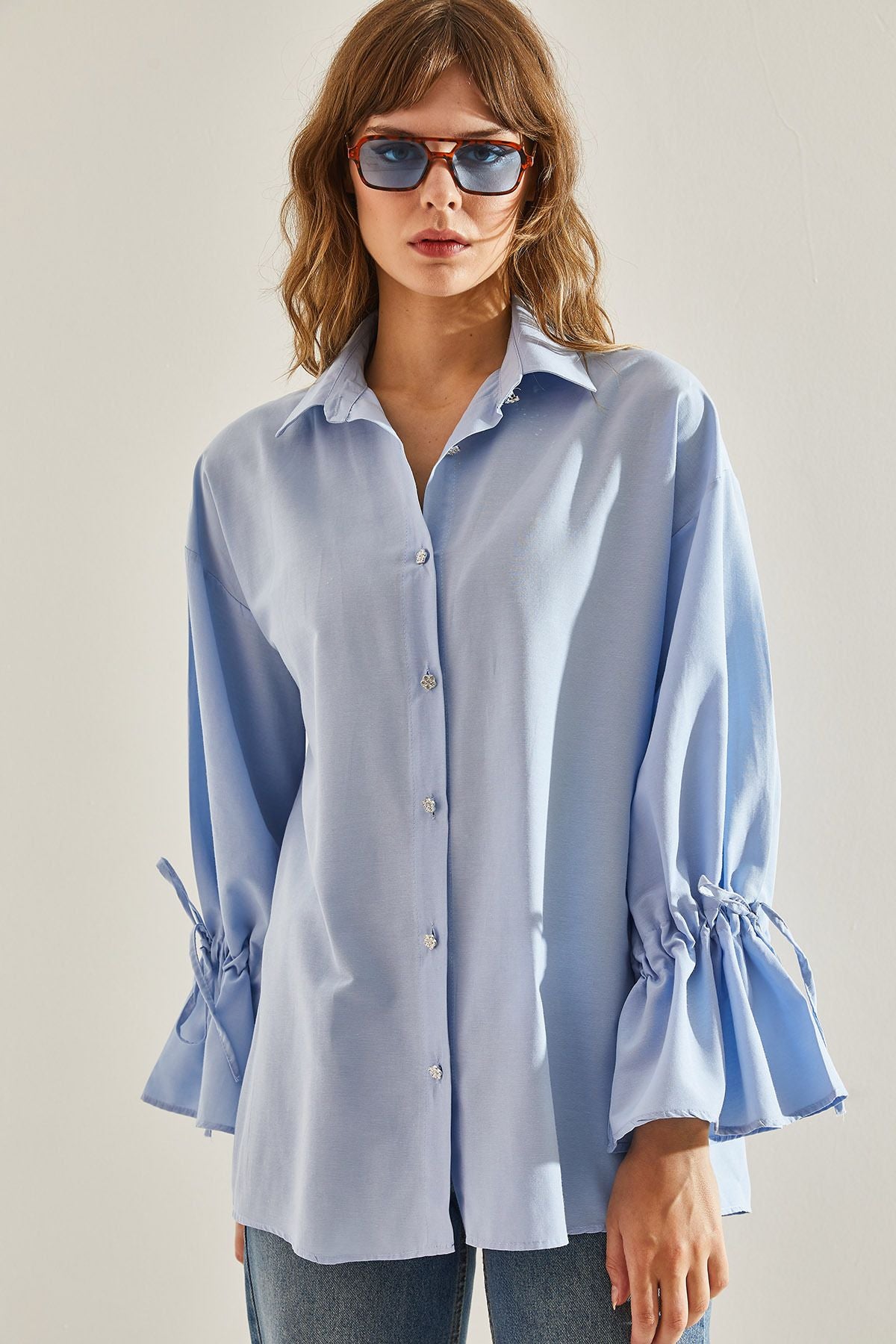Behind the woman Pilise Pilise Detailed Stone Button Arm Shirred Shirt 60251128