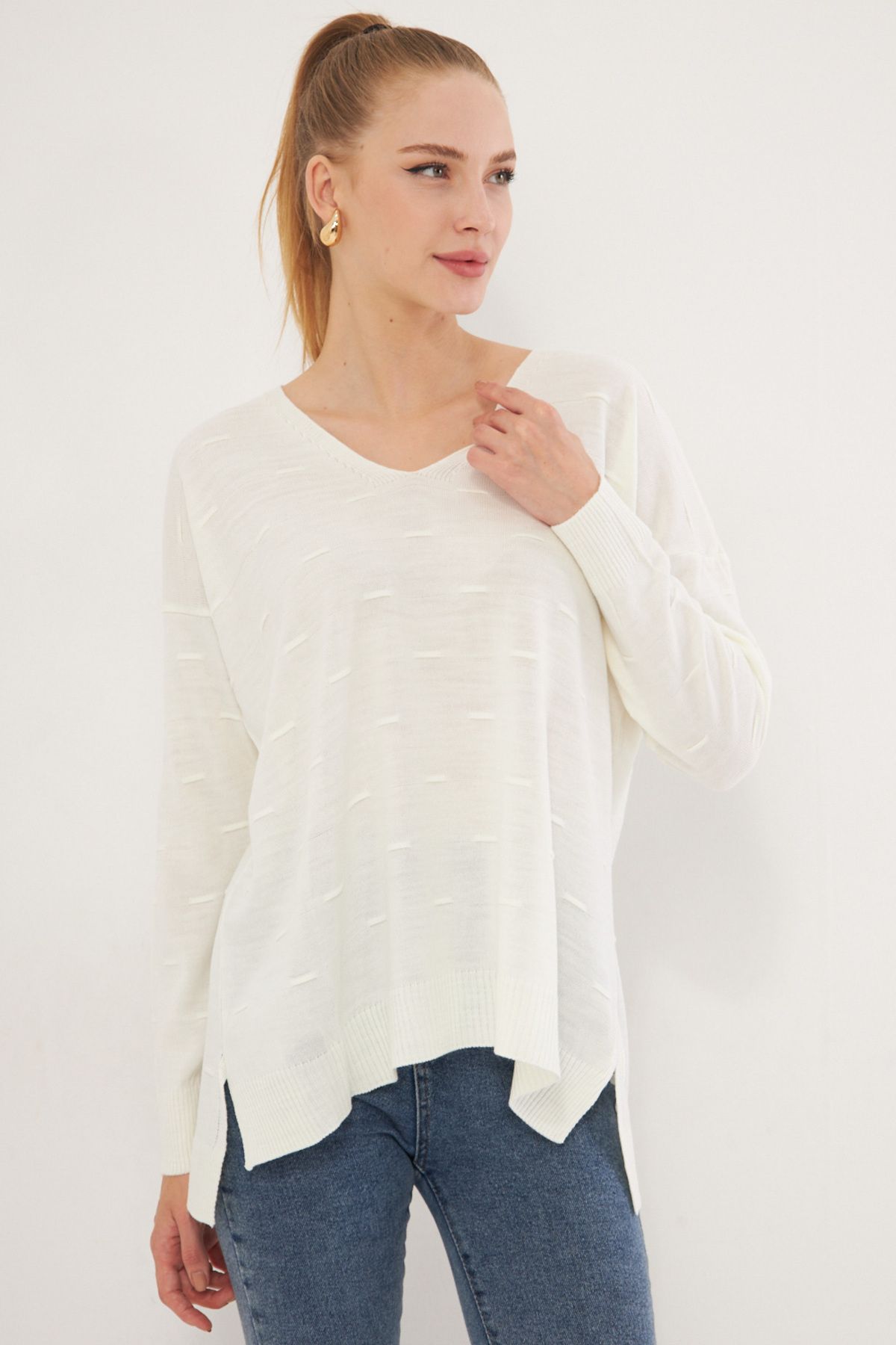 Women's Cream V-Neck Self-Patterned Knitwear Sweater Arm-25k012011