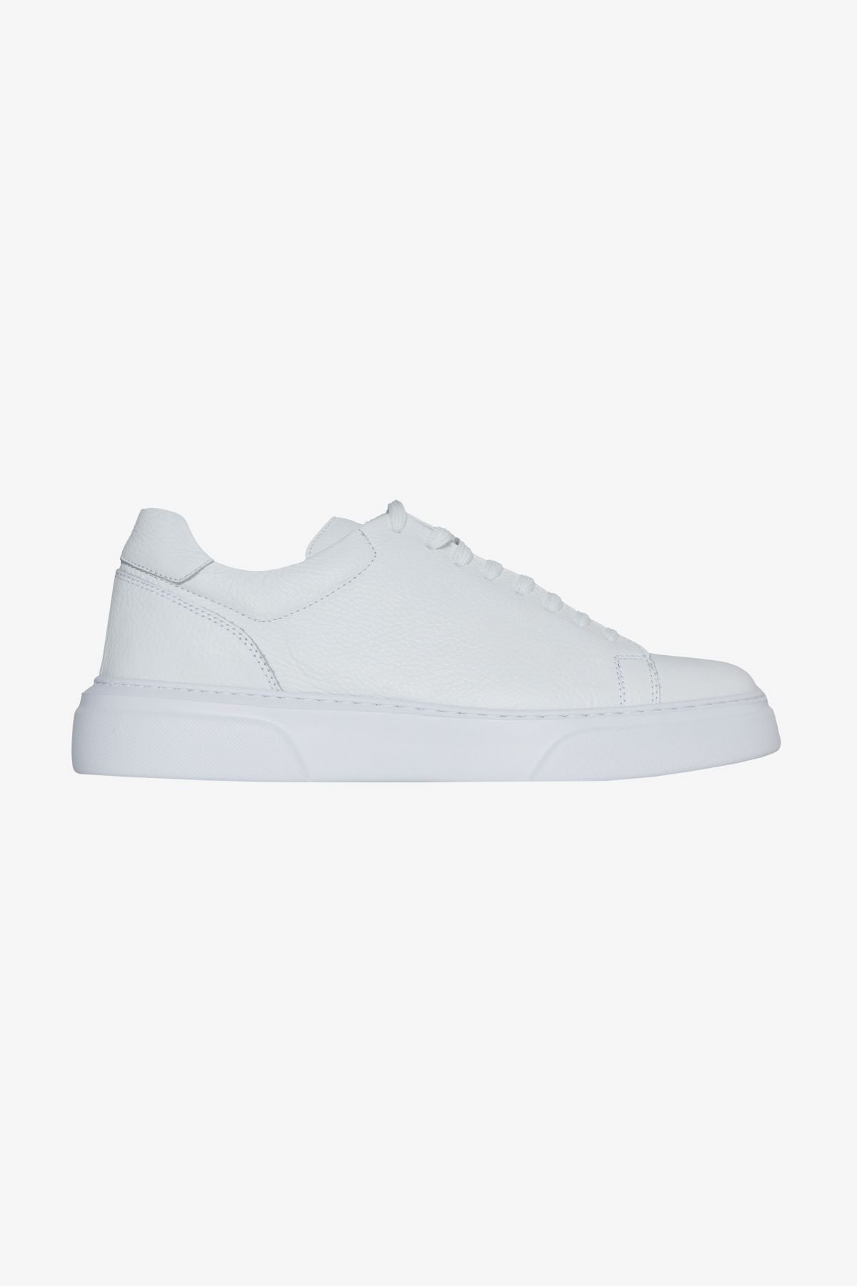 Men's white 100 %leather comfortable base flexible sneaker shoes