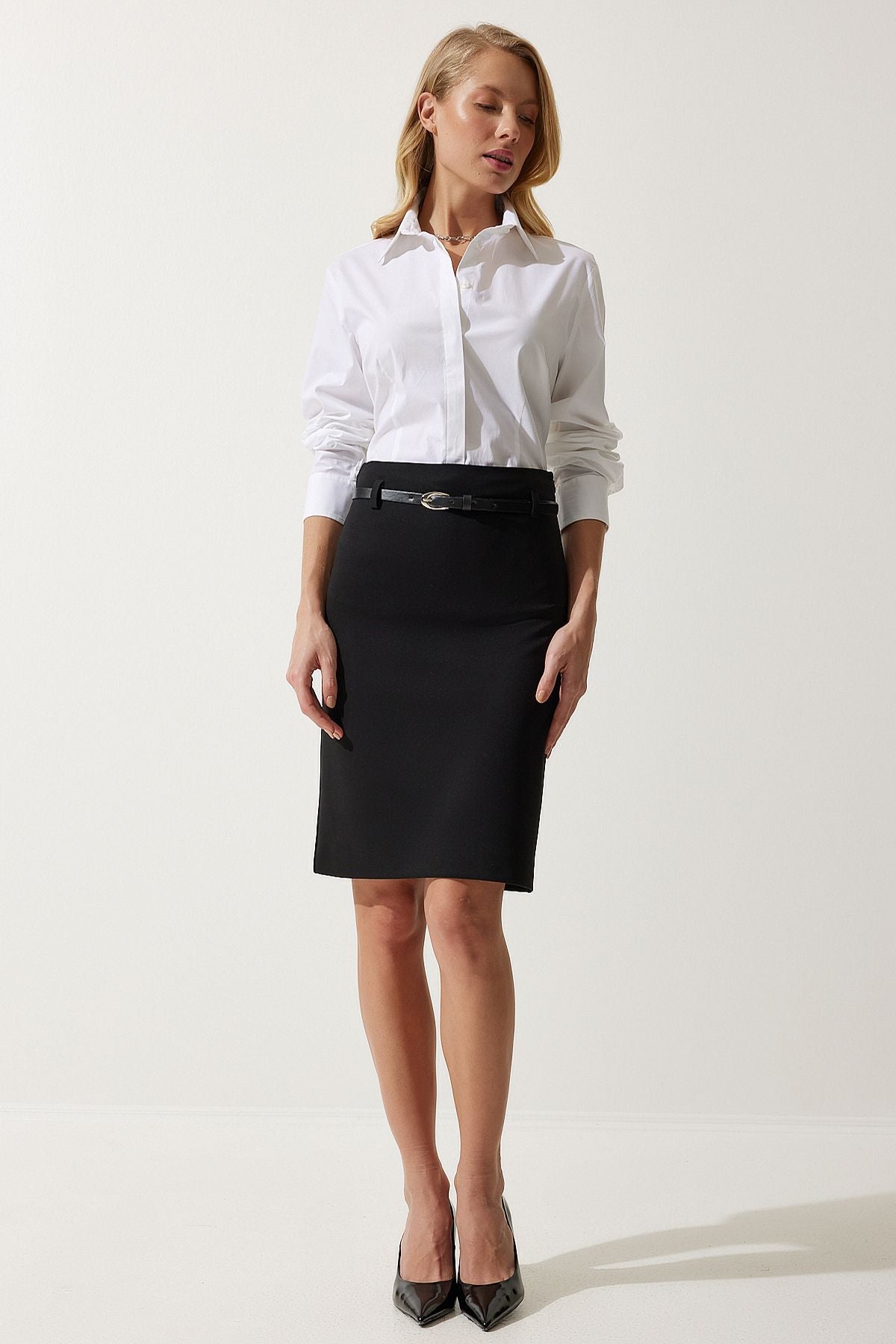 Female black arched thick knitted skirt UB00262