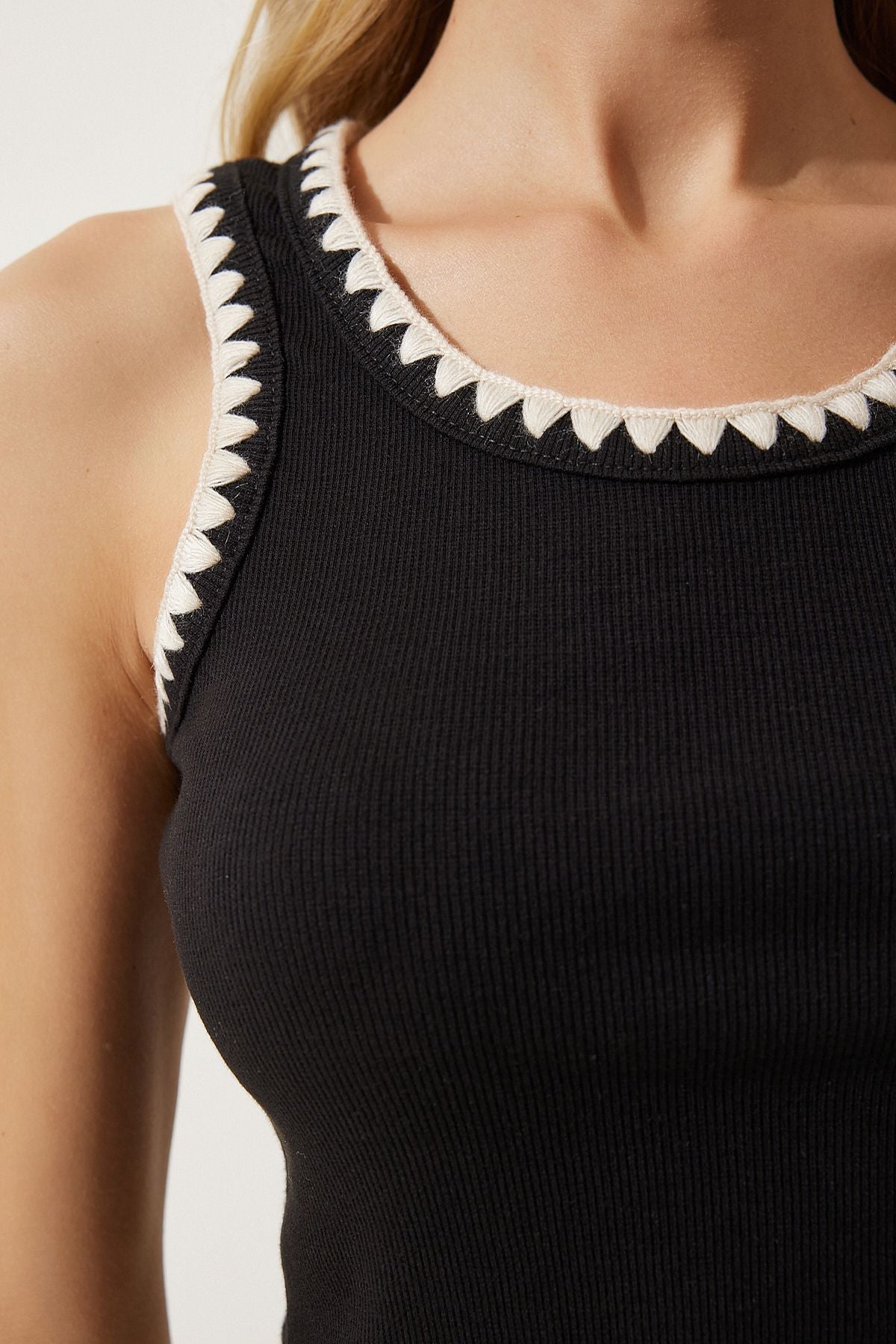 Female black processing detailed Crop knitted blouse HF00451