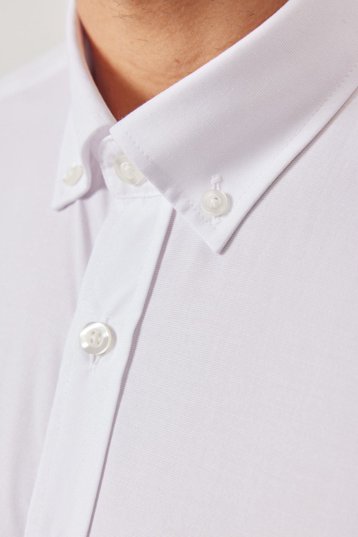 Men's white slim fit narrow cut buttoned shirt with collar patterned