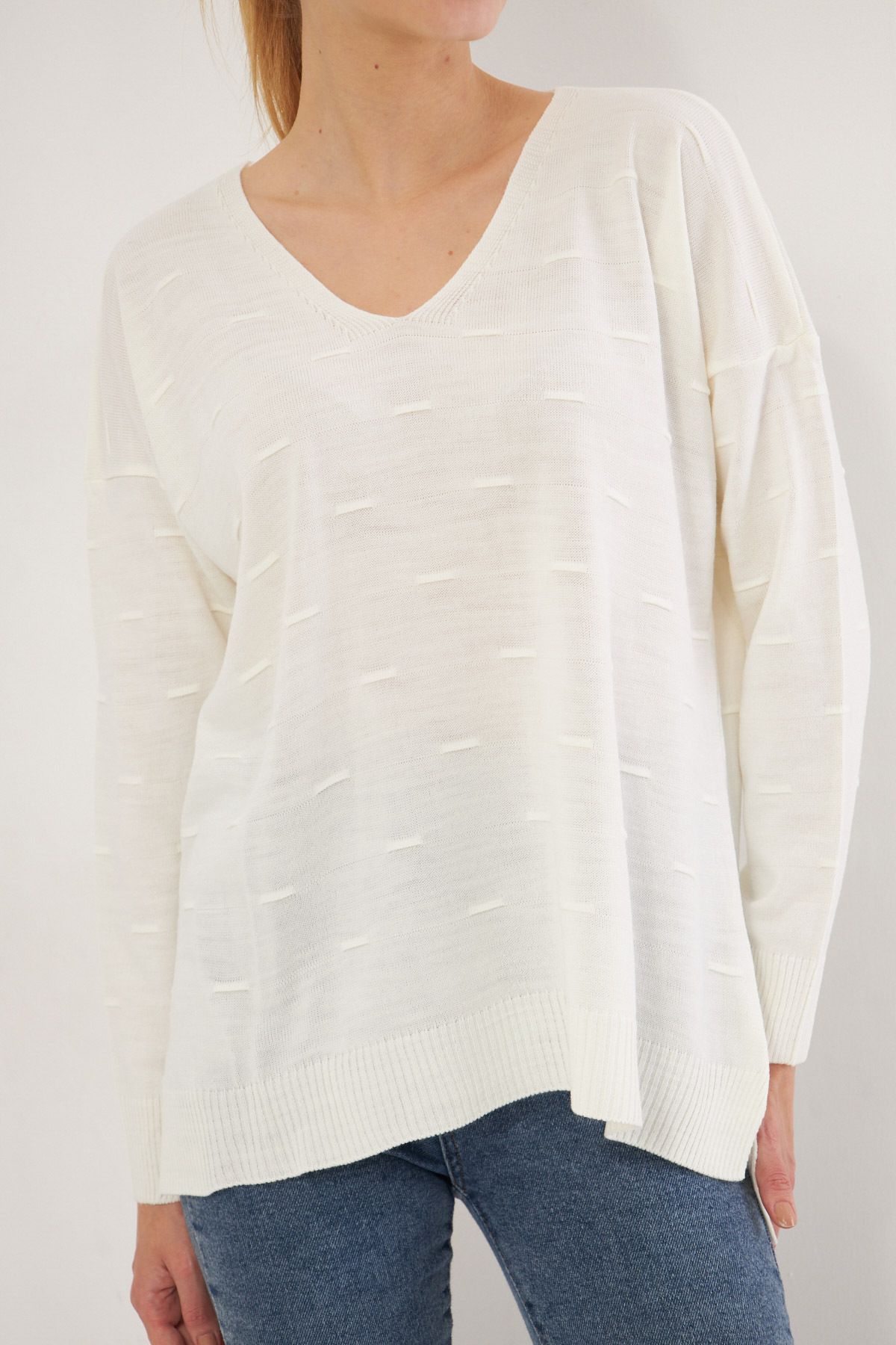 Women's Cream V-Neck Self-Patterned Knitwear Sweater Arm-25k012011