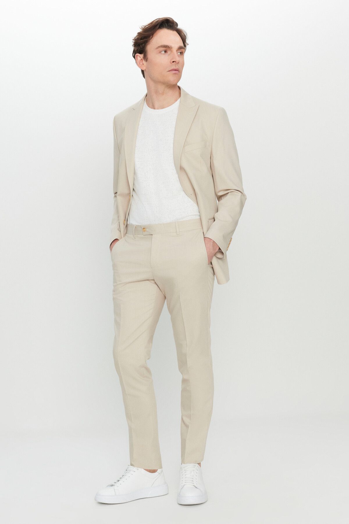 Men's Beige Slim Fit Narrow Cut Swallow Cover Pocket Flexible Suit