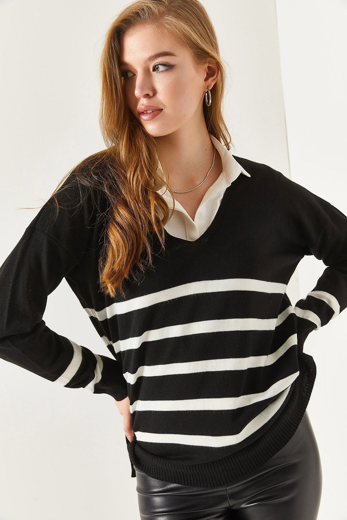 Woman Black V-Neckline Striped front short back long sweater ARM-20K012008