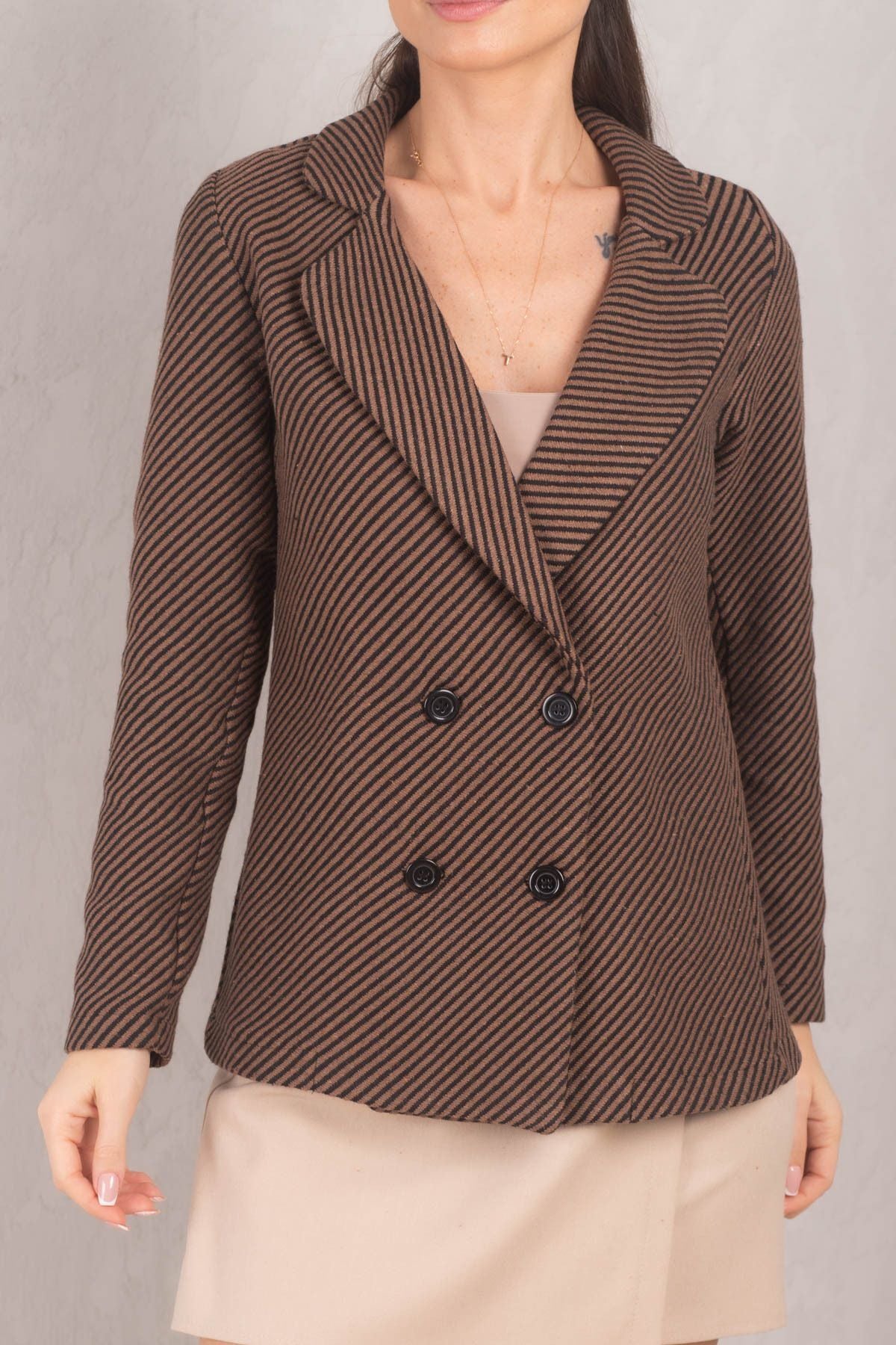 Four button with light coffee line pattern with light brown patene