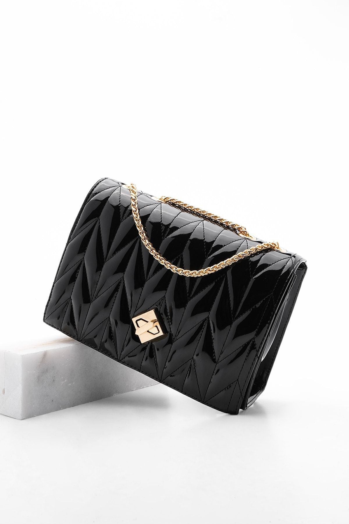 Woman gold -colored chain shoulder bag Delbin black patent leather