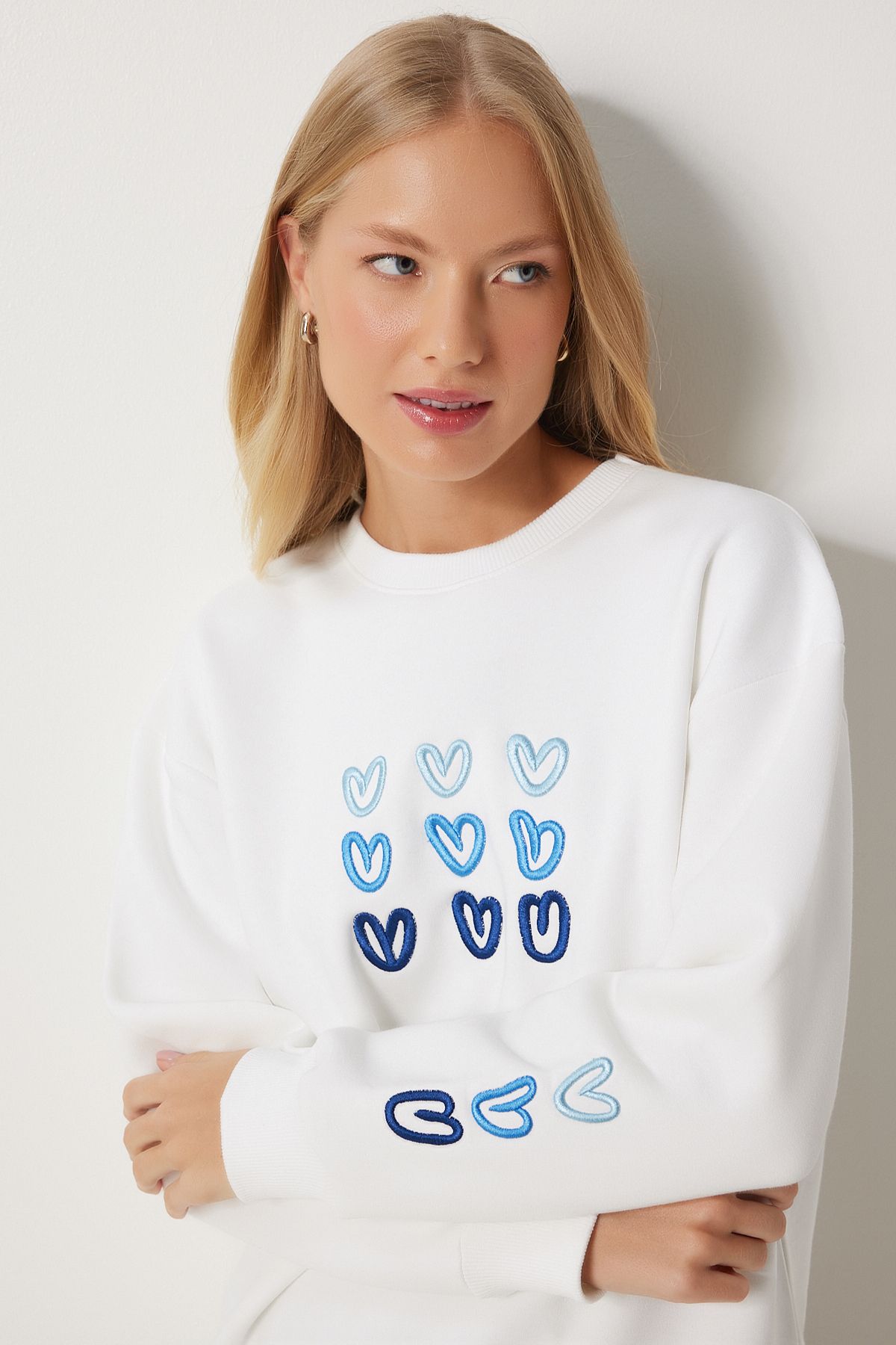 Woman White Heart Embroidery Sweatshirt OW00004