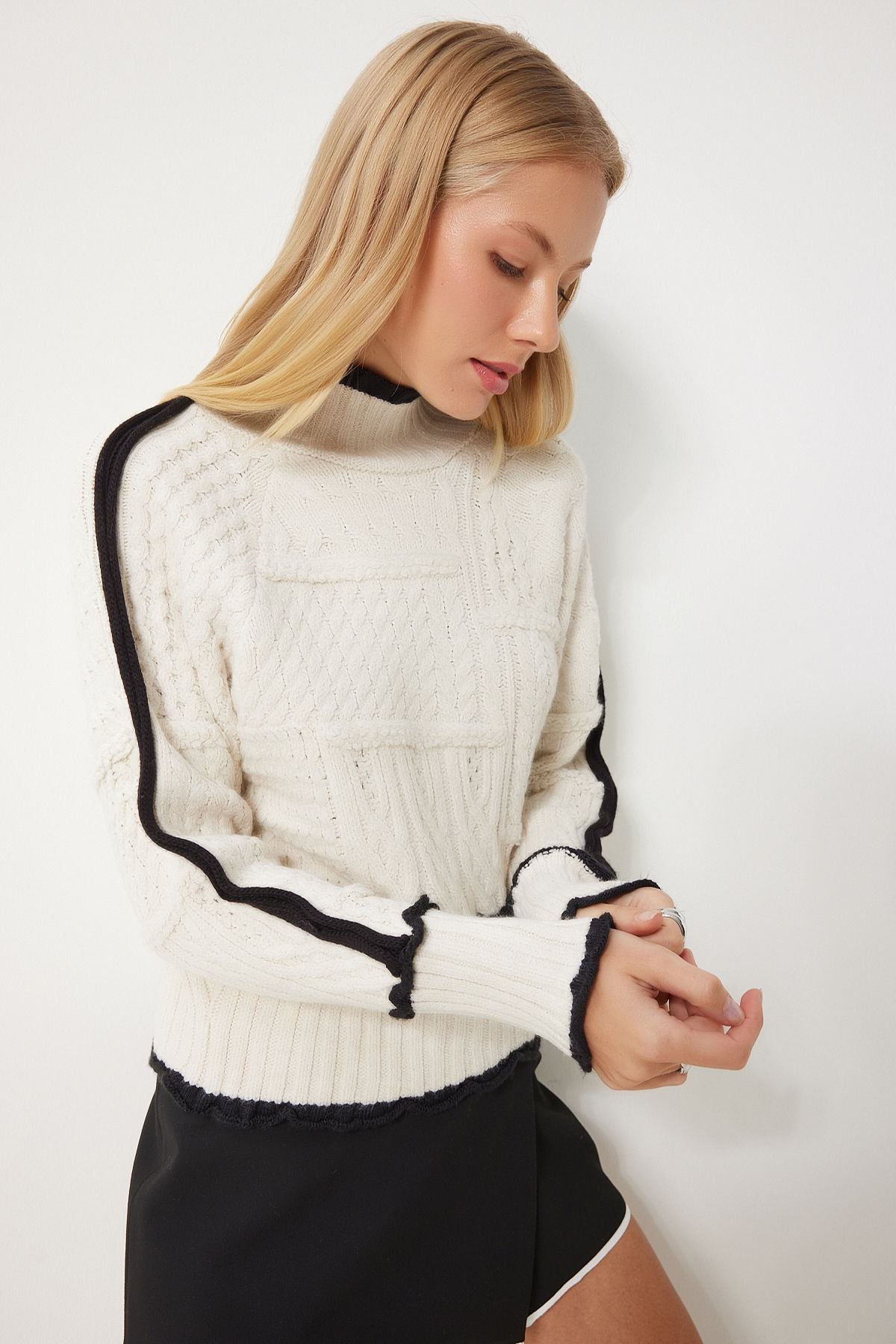 Female Bone Black Contrast Color Detailed Table Knitwear KL00009