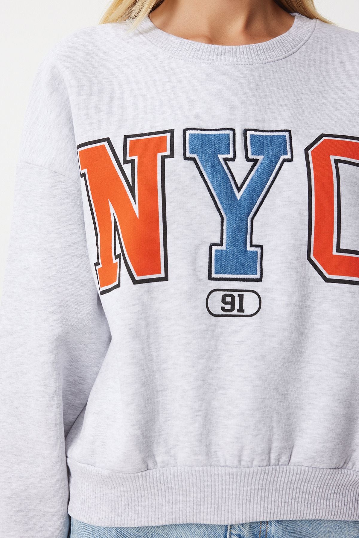 Female Gray Slogan Crourage Sweatshirt MP00028