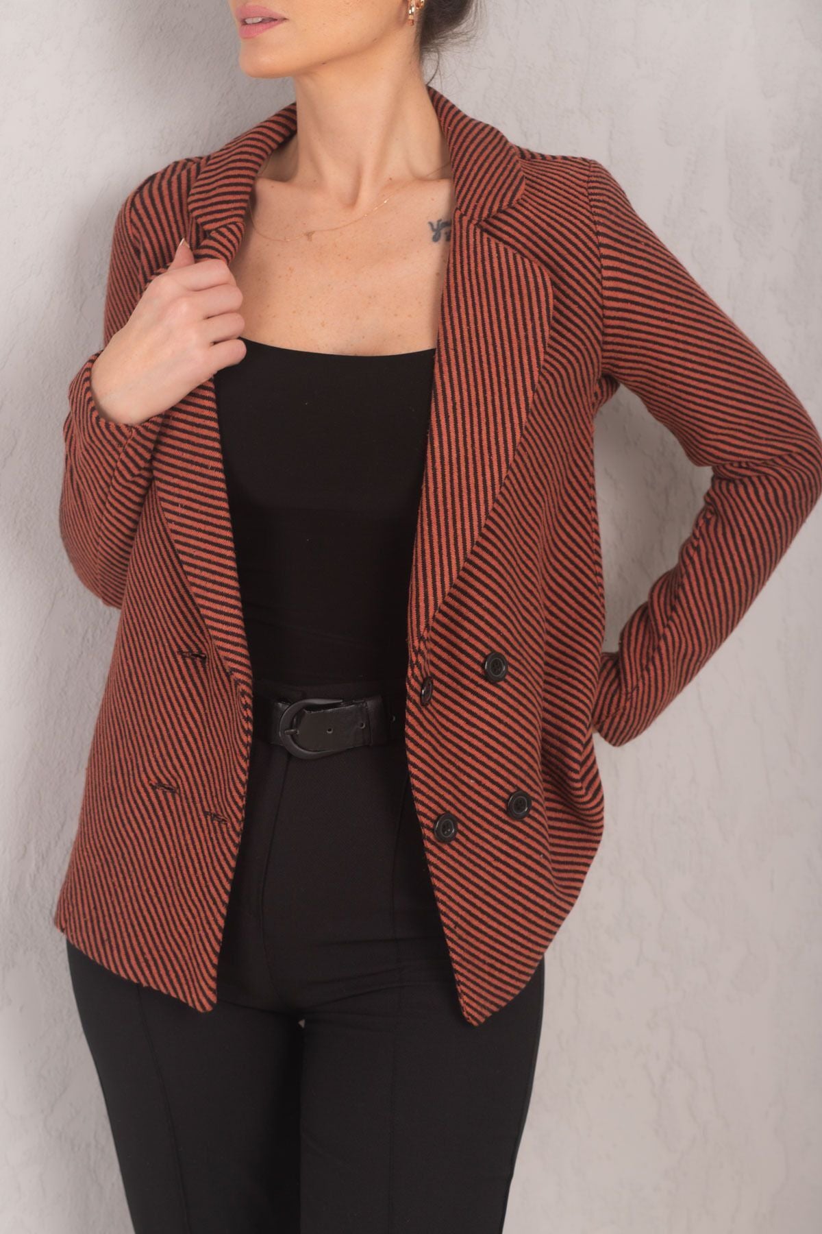 Four button with female tile line pattern ARM-24K001037
