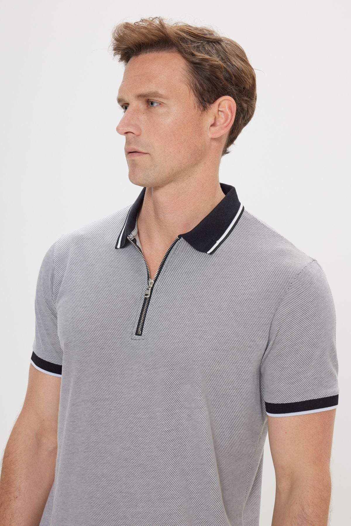 Men's black-and-white slim fit narrow cut cotton patterned polo collar t-shirt