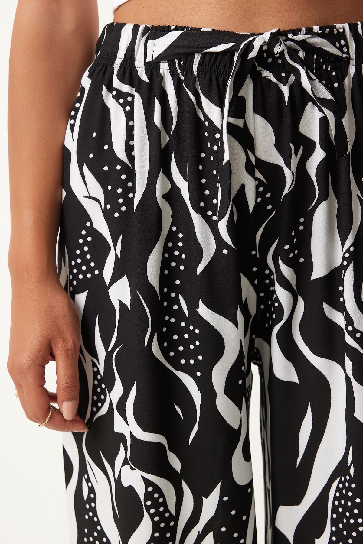 Female black live white patterned draped viscose palazzo pants EN00606
