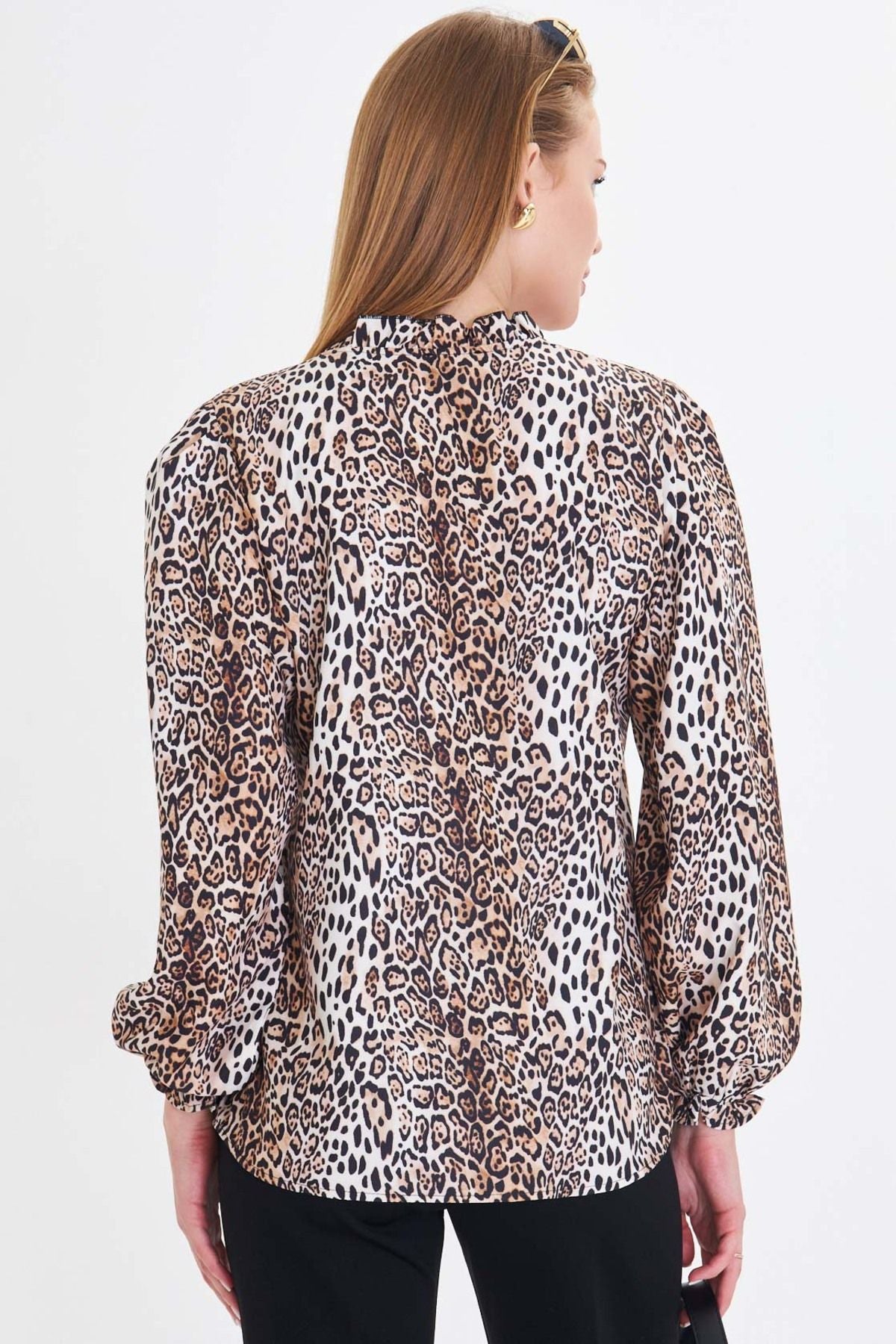 Female beige collar and frilly arms with a tire long sleeve blouse ARM-25Y001015
