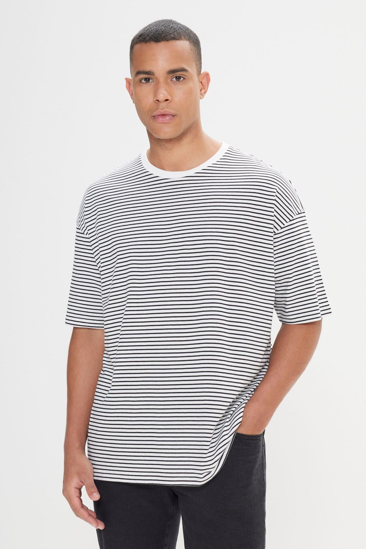 Men's black-and-white oversize abundant cut 100 %cotton bike collar striped T-shirt