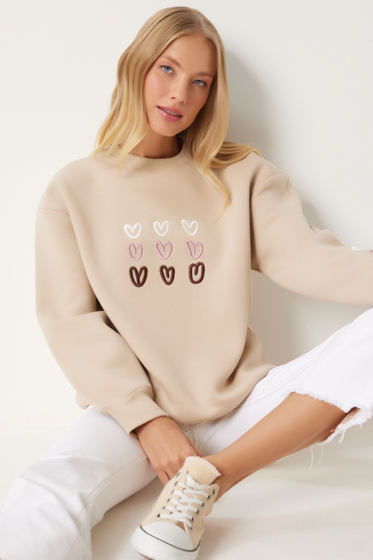 Women's Cream Heart Embroidery Sweatshirt OW00004