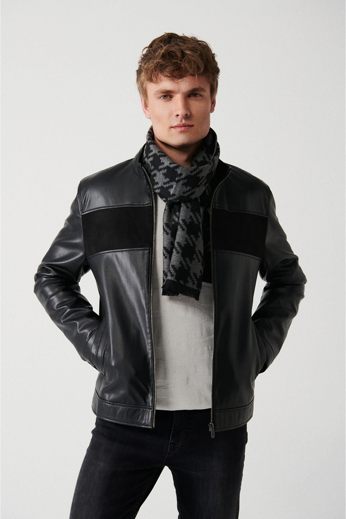 Men's black upright neck in front of the coat-essential-looking Mont A32y6037