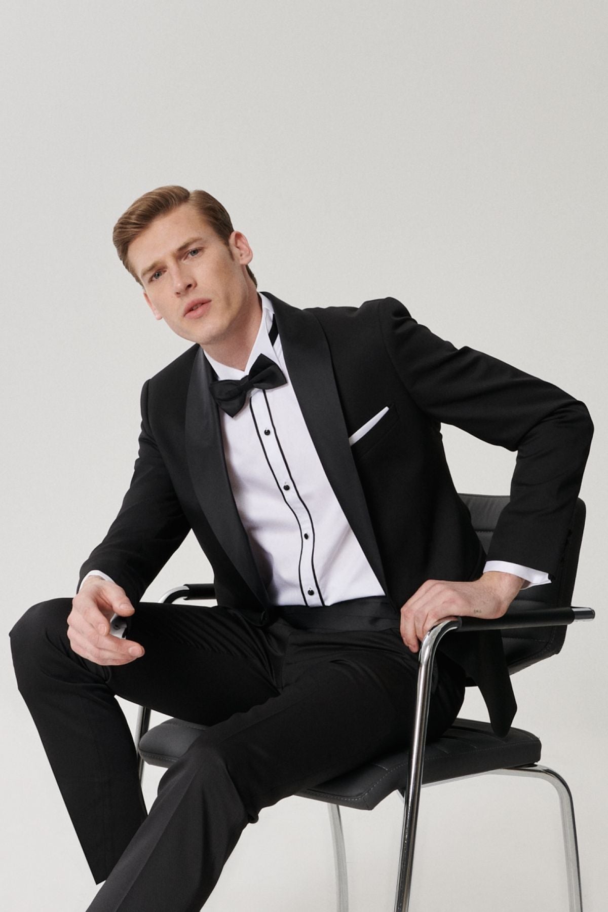 Men's slim fit narrow cut -off pattern tuxedo grooming