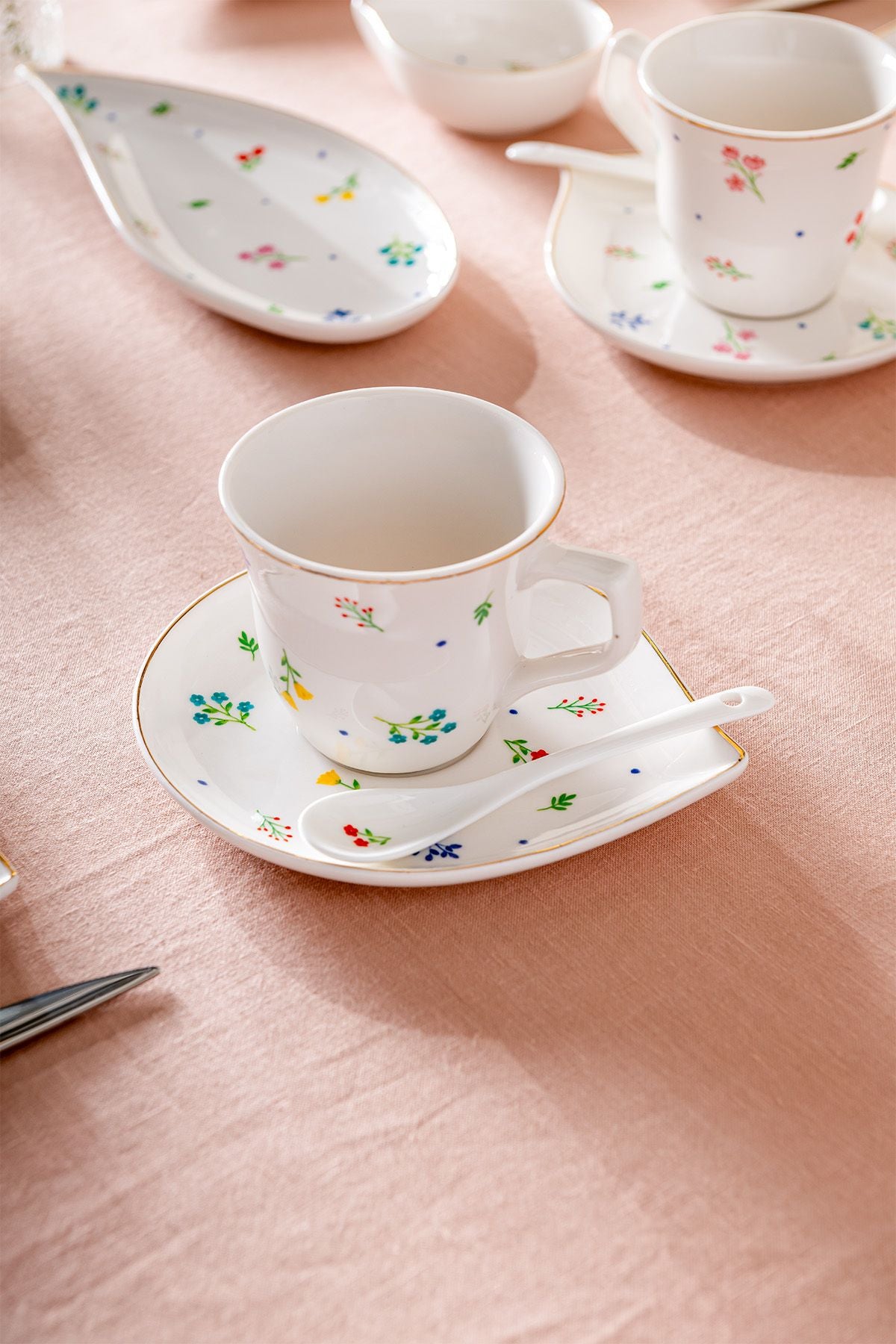 Daisy Porcelain 32 Piece 6 Person Breakfast Set