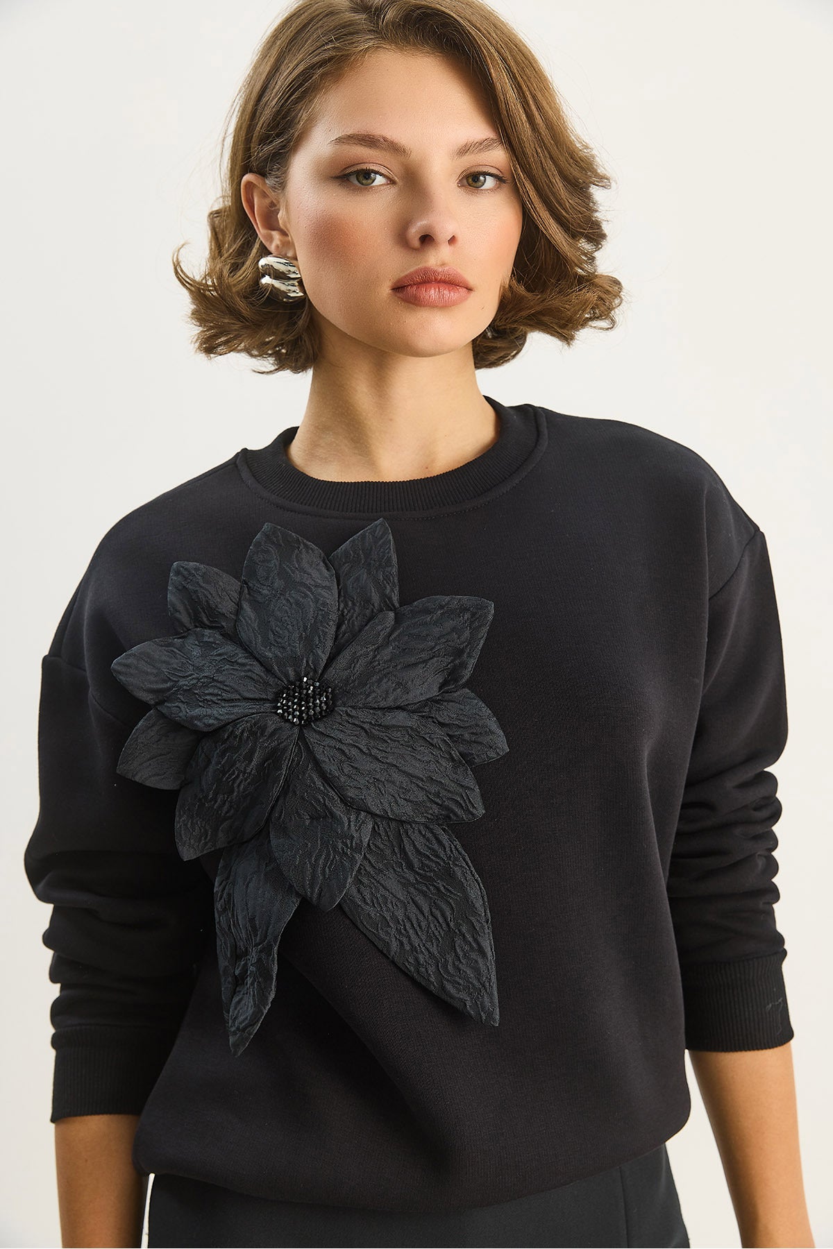 Women's Crew Neck Floral Accessory Three Thread Ribbed Sweatshirt 60601043