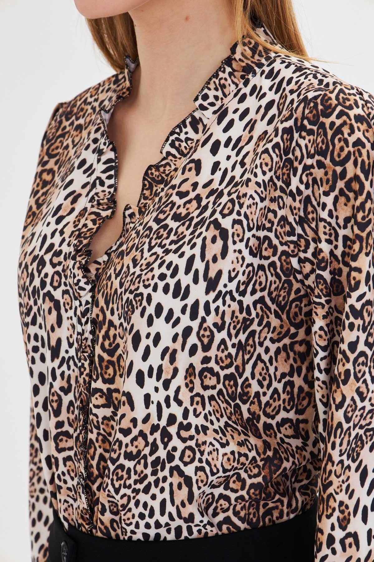 Female beige collar and frilly arms with a tire long sleeve blouse ARM-25Y001015