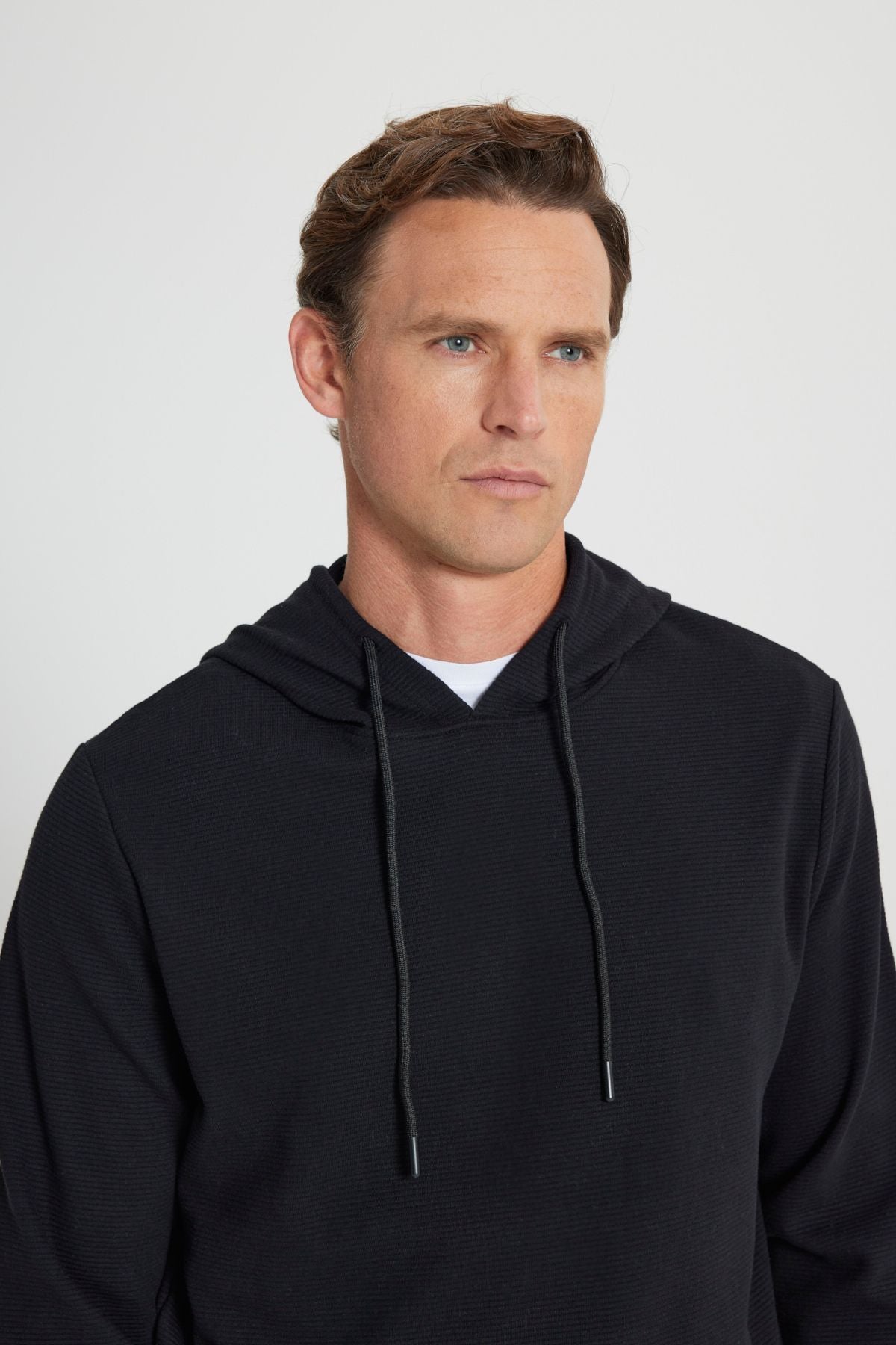 Men's black 2 yarn hot holding standard fit normal cutting hooded textured pocket sweatshirt