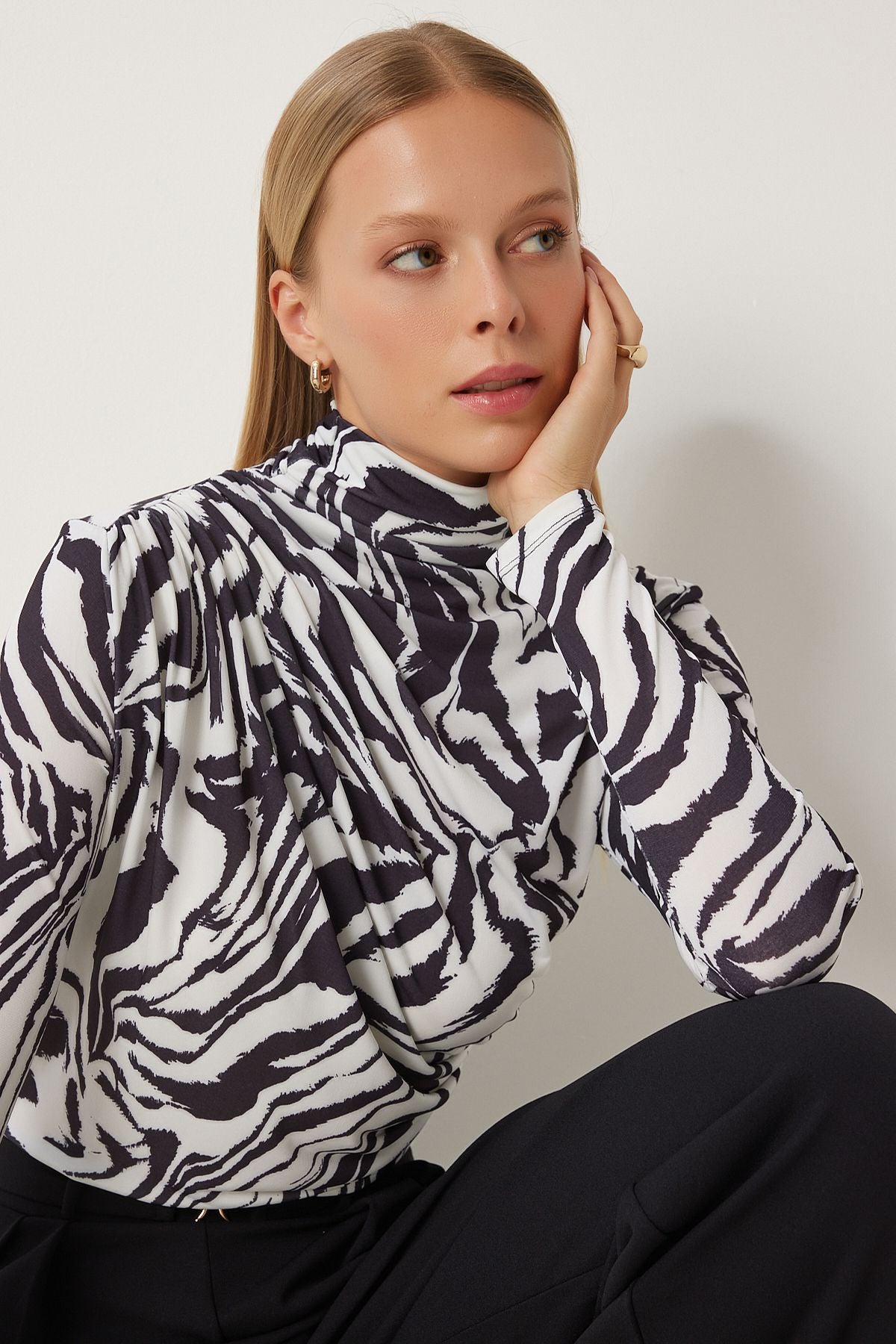 Female black and white shirring detailed upright collar sandy blouse FF00135