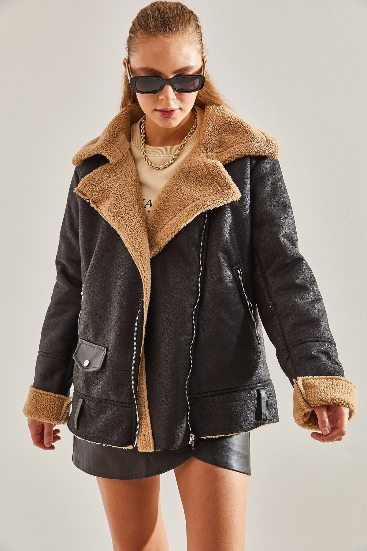 Female Cruve collar furred pocket detailed leather coat