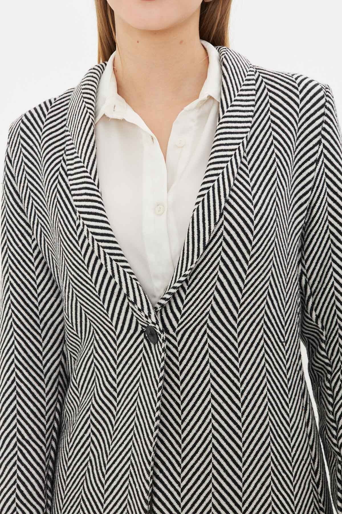 Women's black-and-white fish back pattern arm folded single buttoned stamp jacket ARM-24K001066
