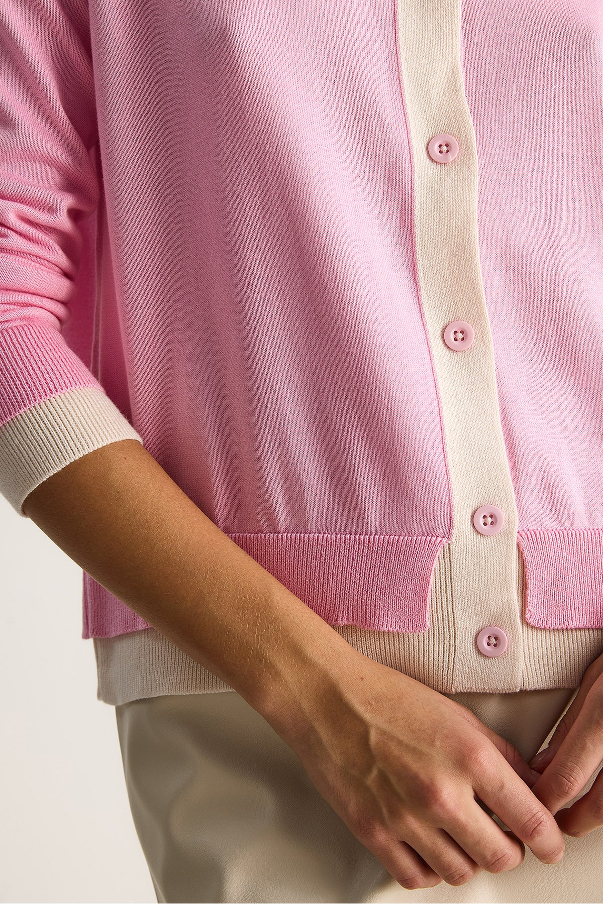 Women's Contrast Colored Crew Neck Button-Front Cardigan TH251035 60283540