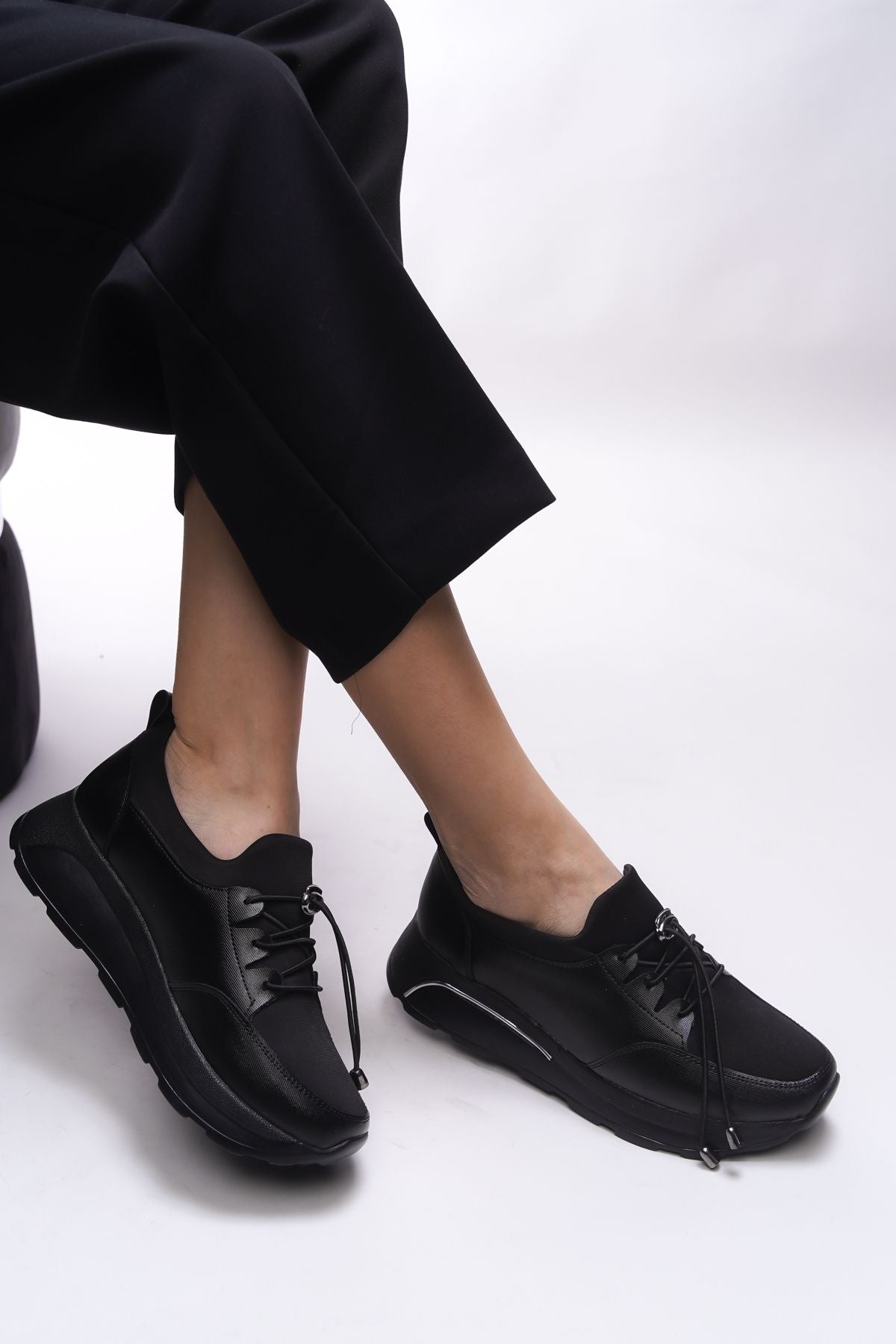 Isolendra Women Sneaker 00121706 Black Black