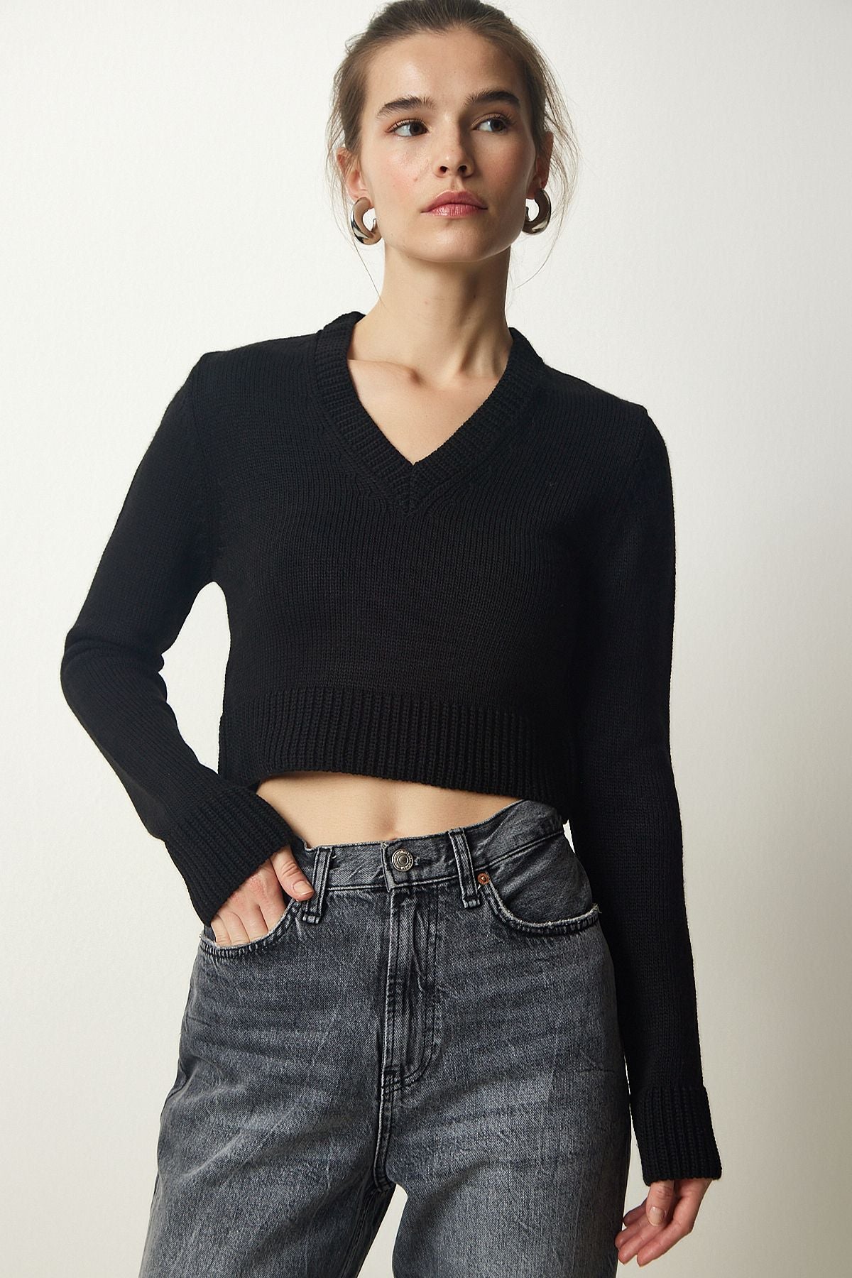 Female Black V -Neck Crop Knitwear sweater PF00040